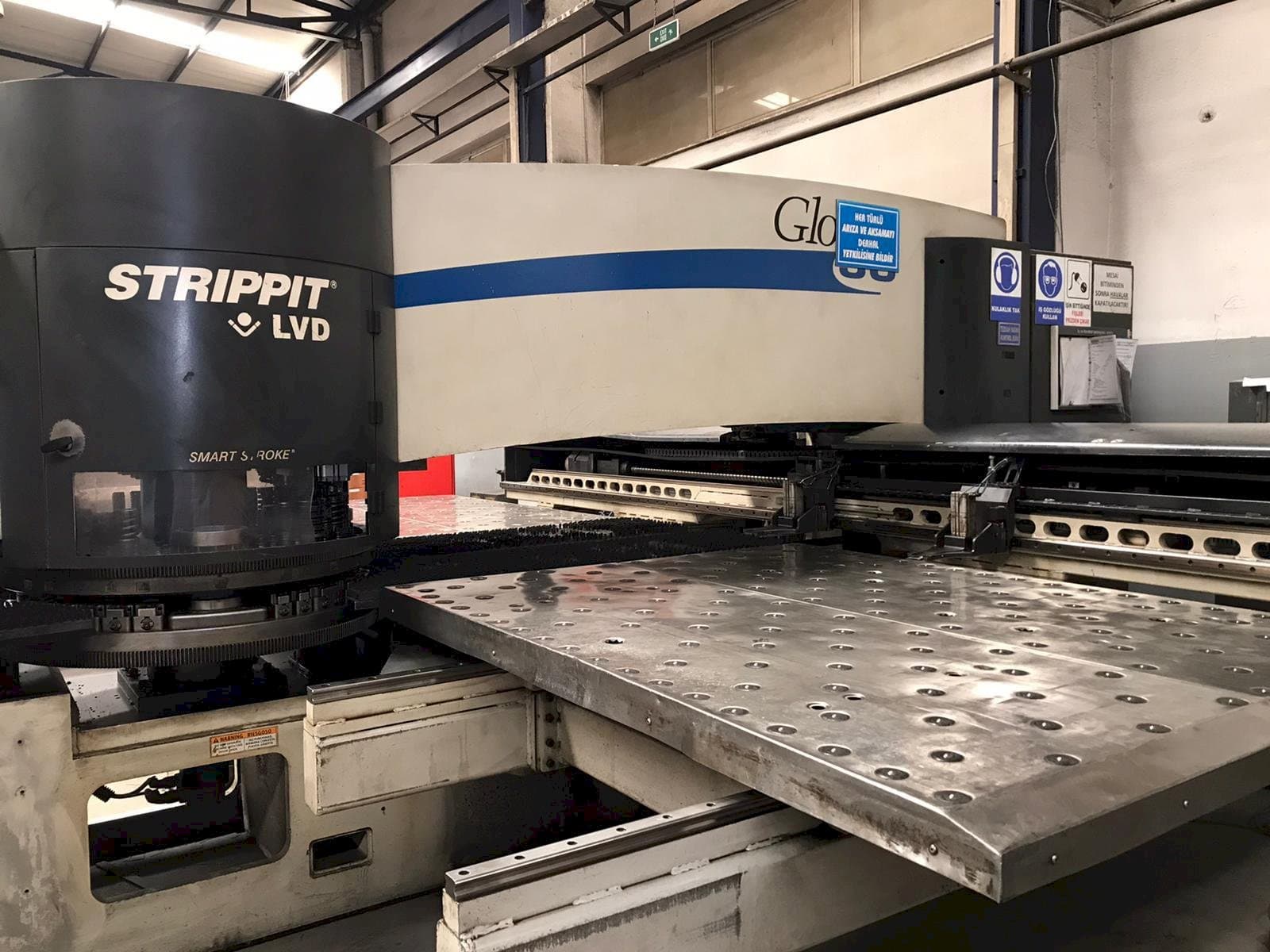 Koneen  LVD STRIPPIT Global 30 1525 etunäkymä