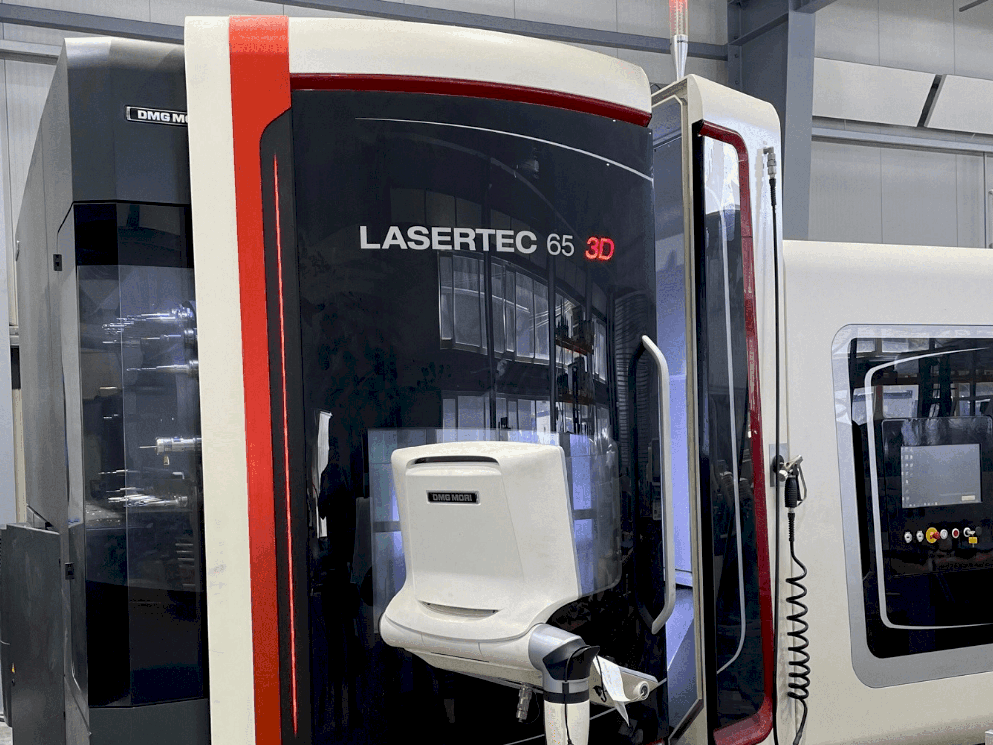 Koneen  DMG MORI LASERTEC 65 3D Hybrid etunäkymä