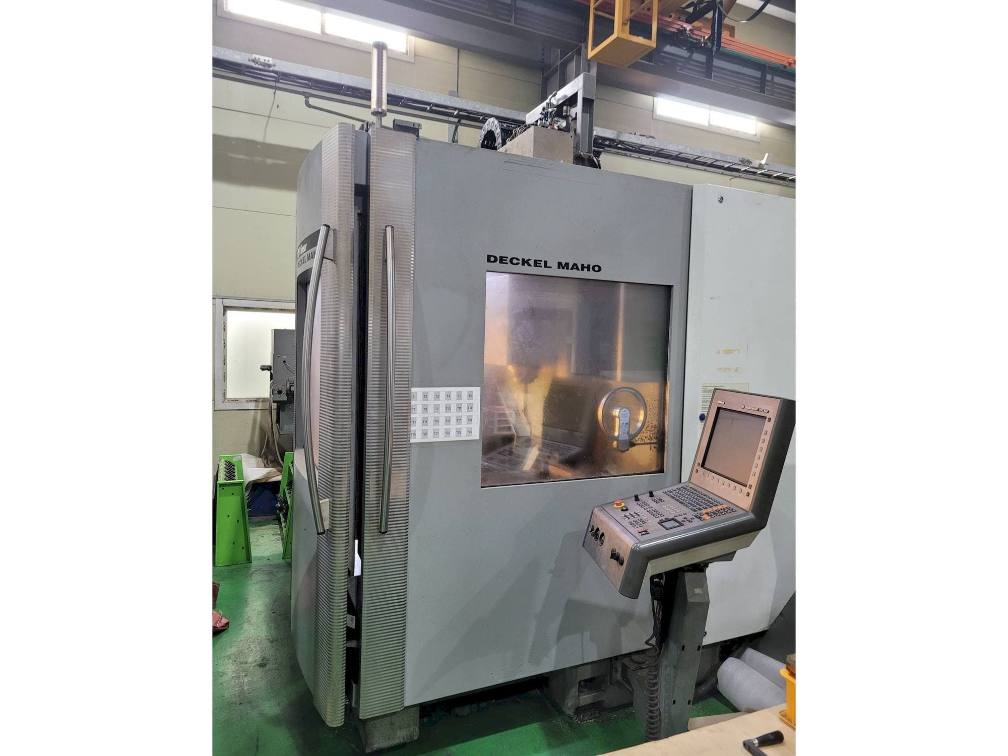Koneen  DECKEL MAHO DMC 75 Linear etunäkymä