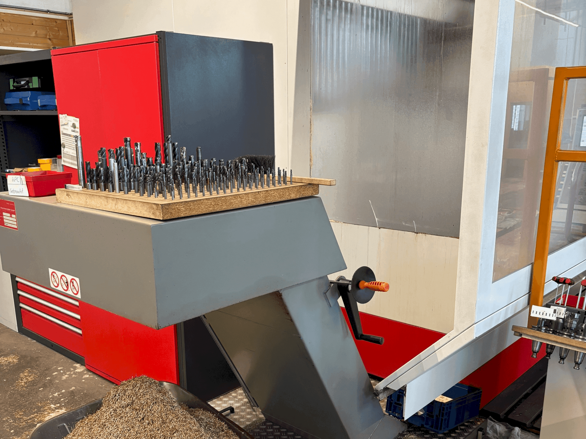 Koneen  HERMLE U1130 etunäkymä