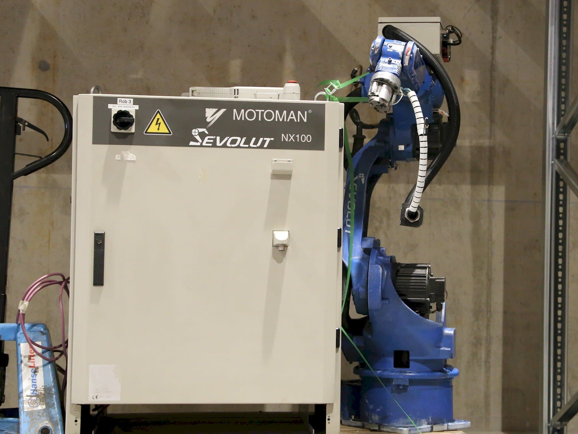 Koneen  Yaskawa Motoman HP6 etunäkymä