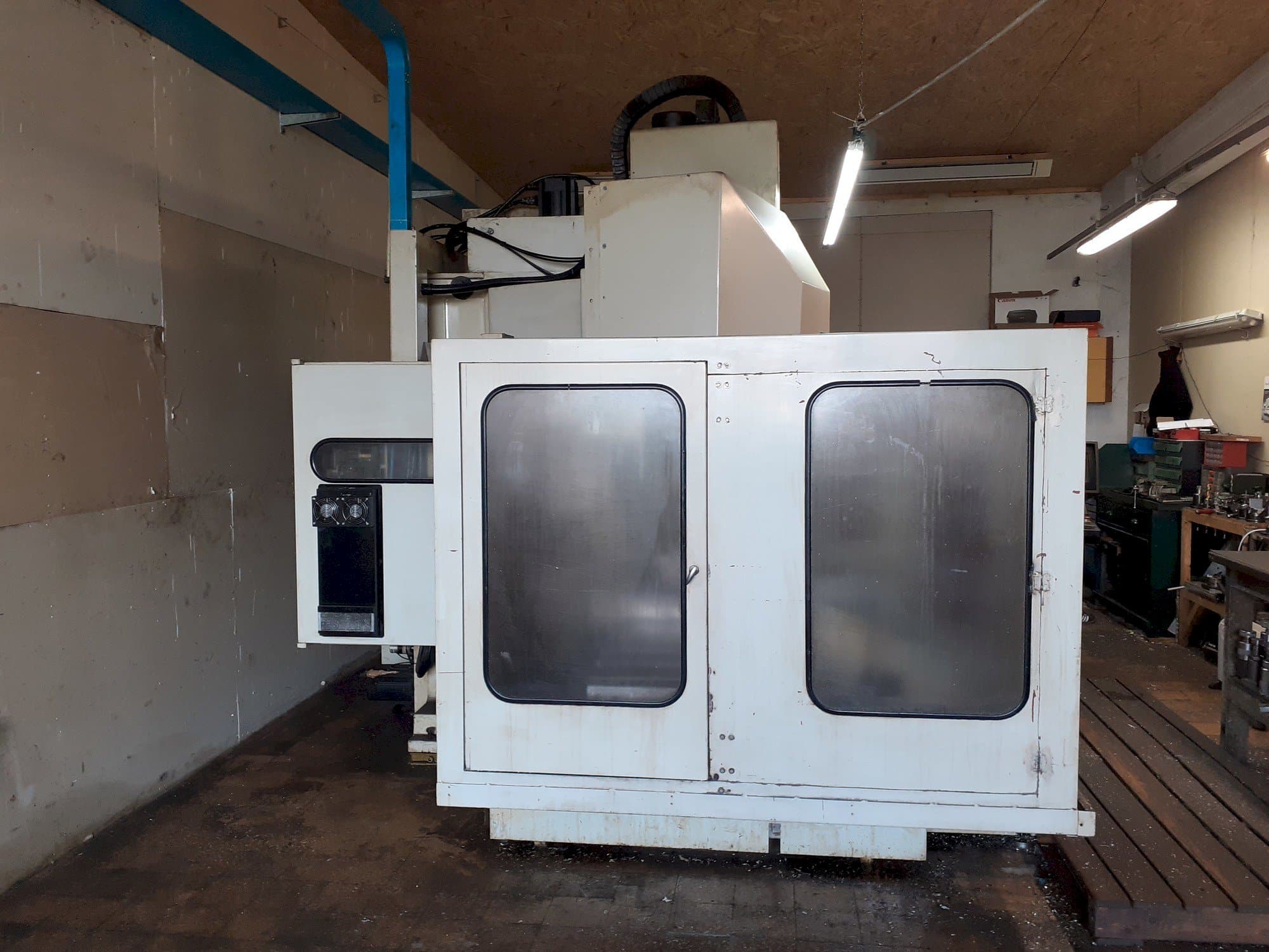 Koneen  Hurco BMC 50-P etunäkymä