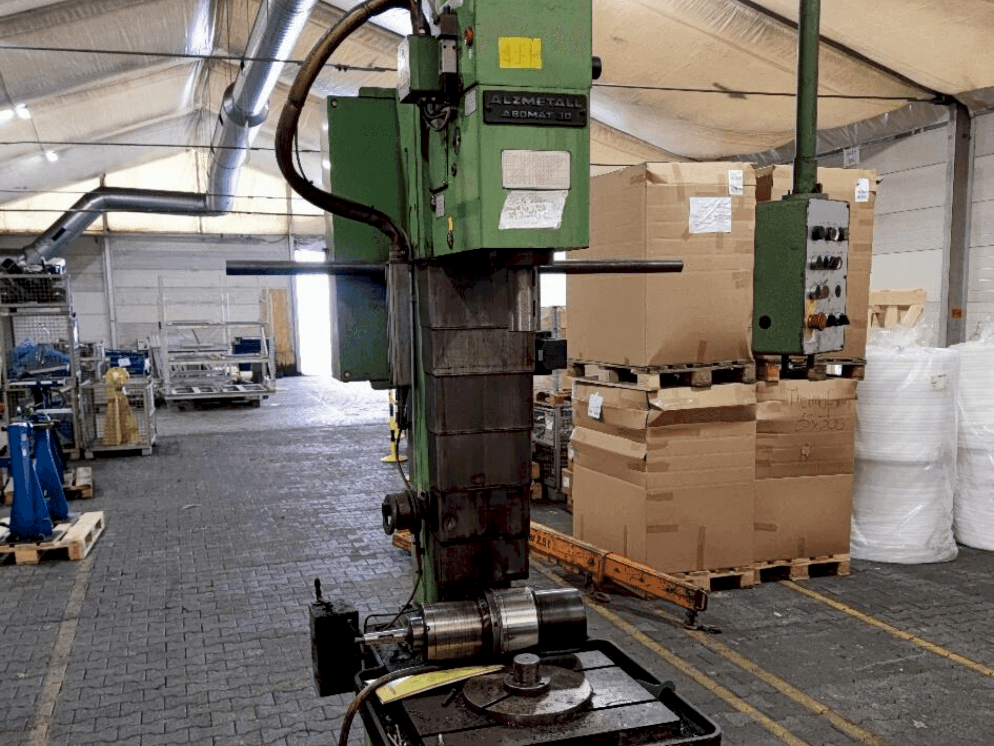 Koneen  Alzmetall Abomat 30 etunäkymä