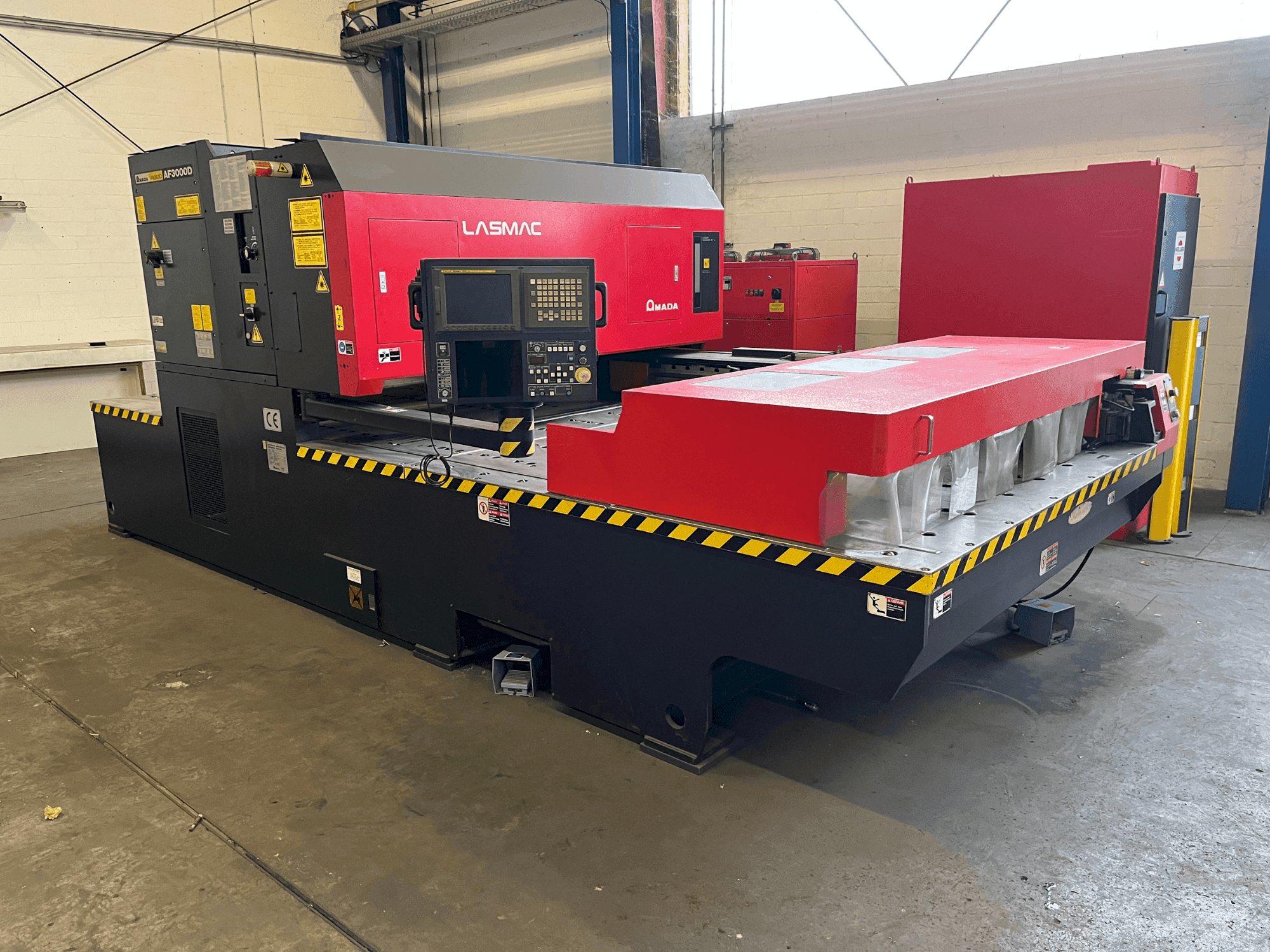 Koneen  AMADA LC-2415 A3 etunäkymä