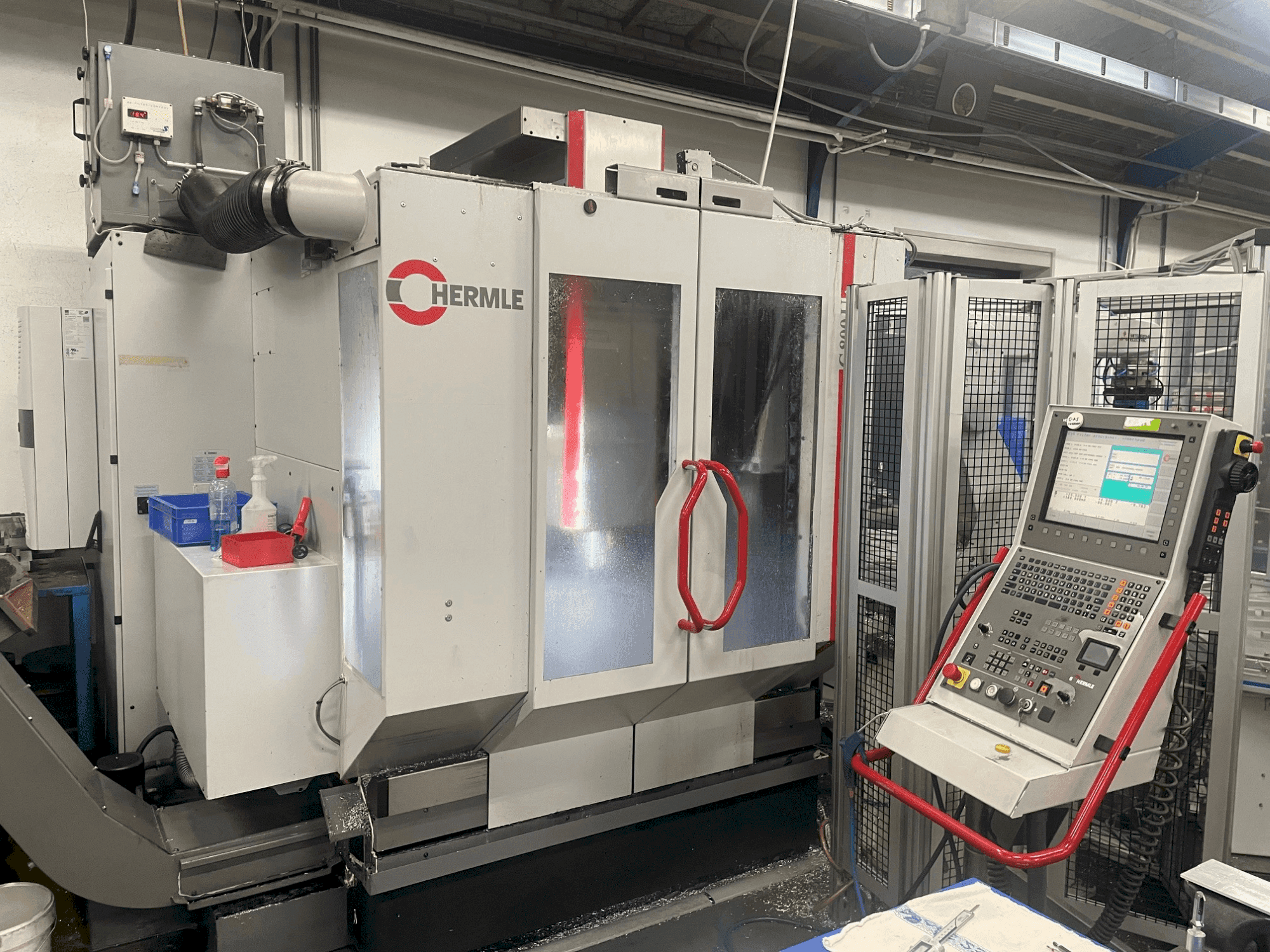 Koneen  HERMLE C 800 U etunäkymä