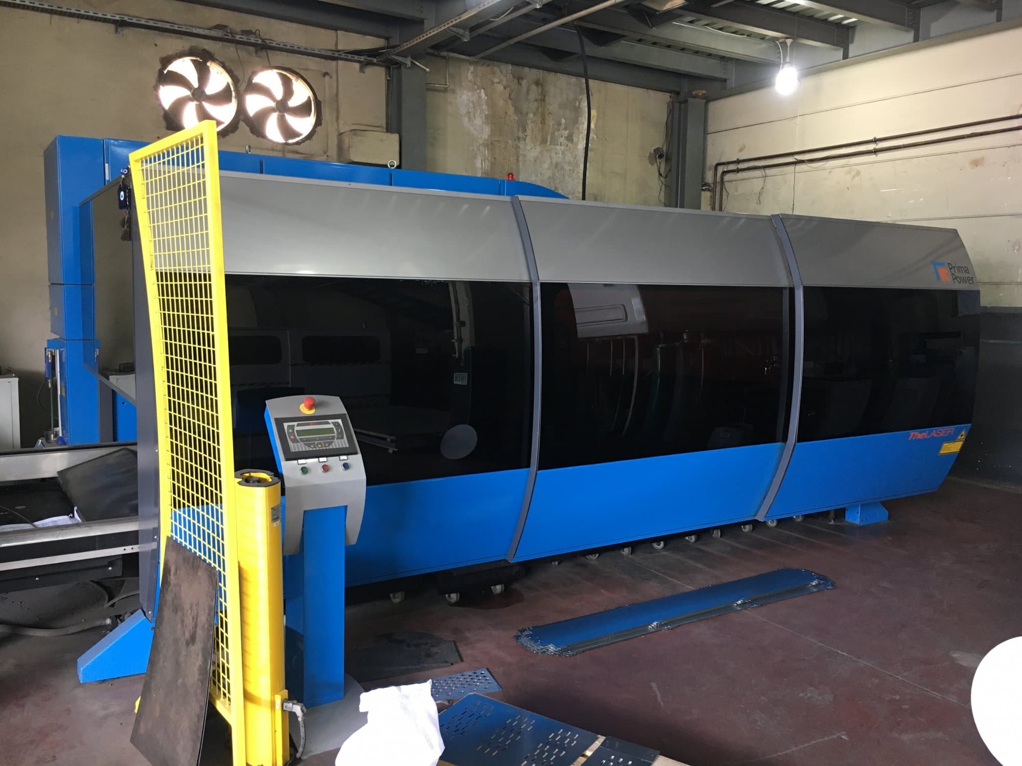 Koneen  Prima Power vasen näkymä ZAPHIRO