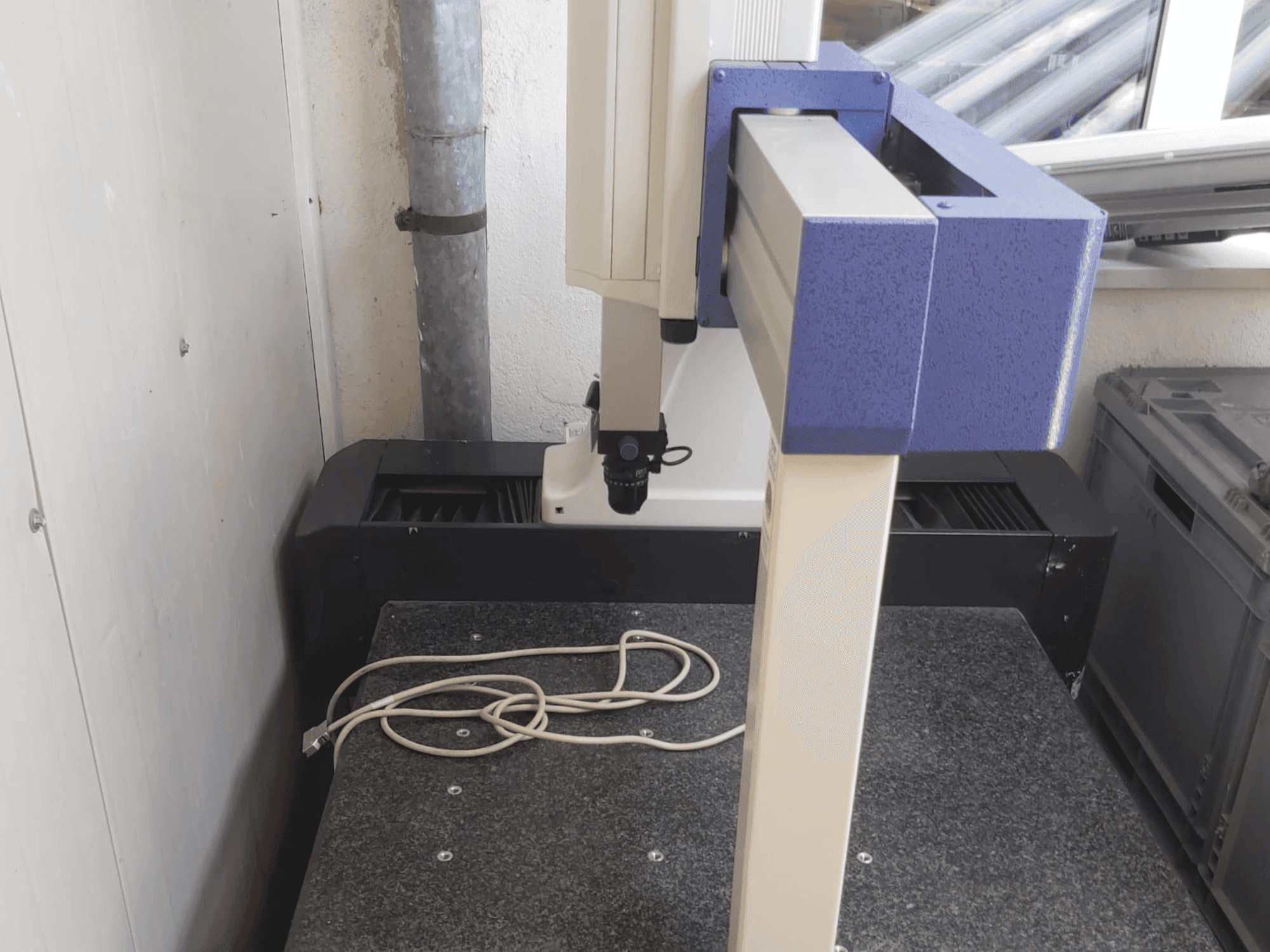 Koneen  Mitutoyo Crysta-Plus M443 etunäkymä