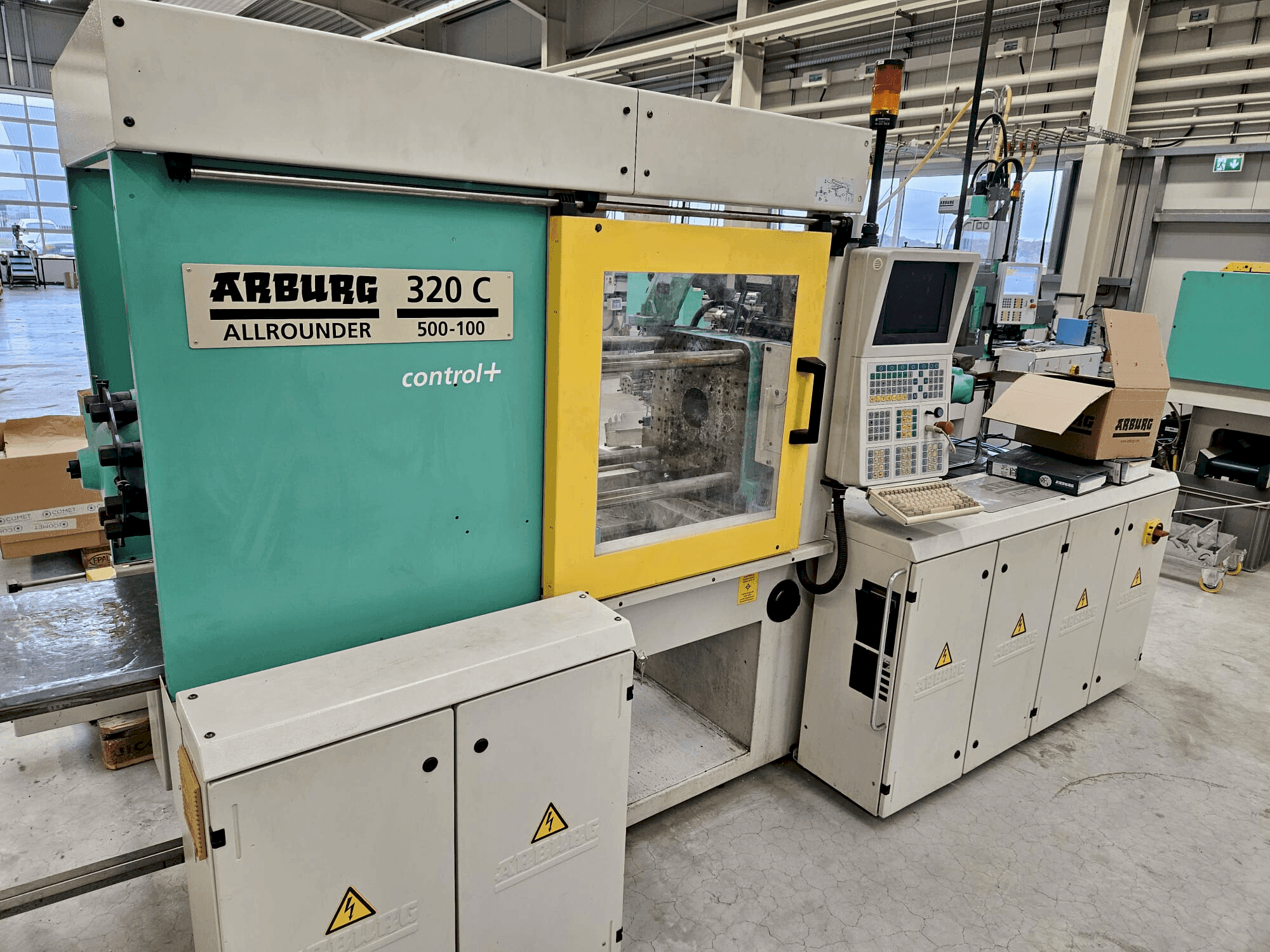 Koneen  Arburg 320 C 500-100 + Multilift H with B-Axis etunäkymä