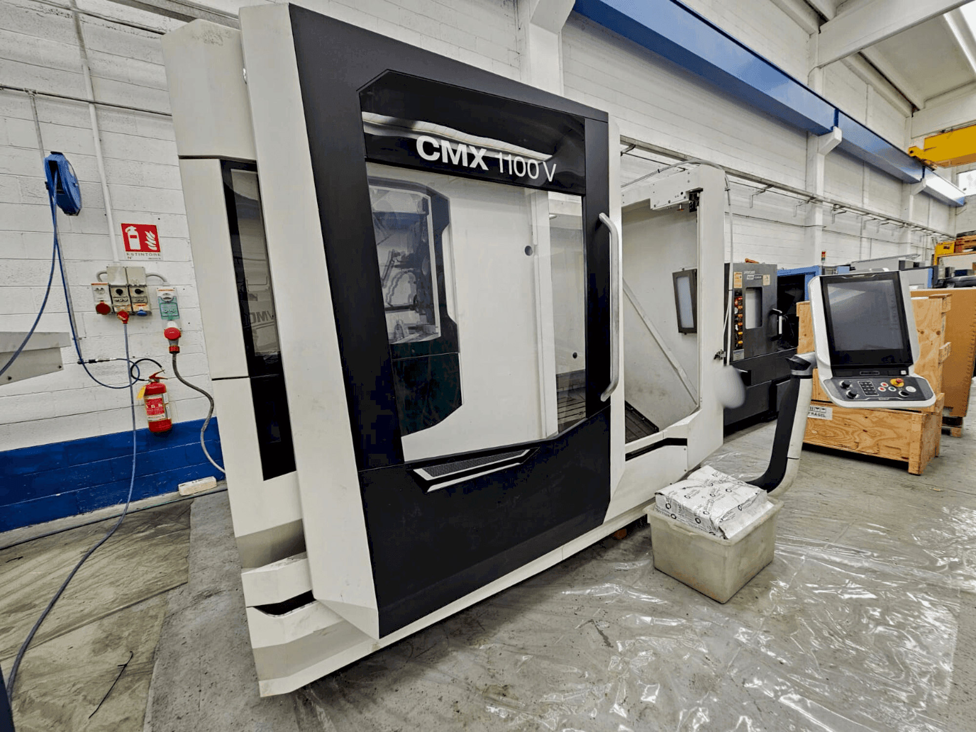 Koneen  DMG MORI CMX 1100V etunäkymä