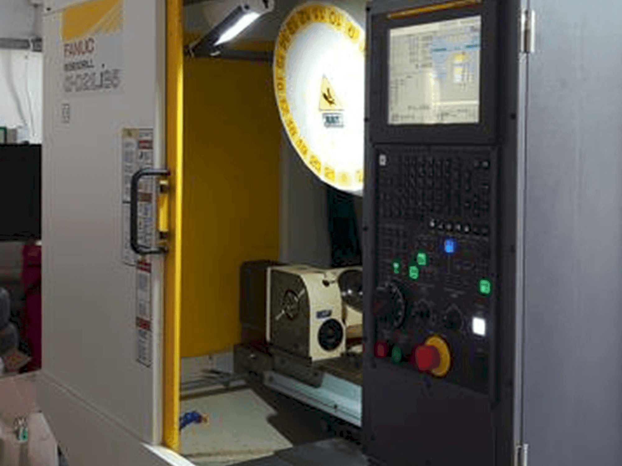 Koneen  FANUC ROBODRILL α-D21LiB5 etunäkymä
