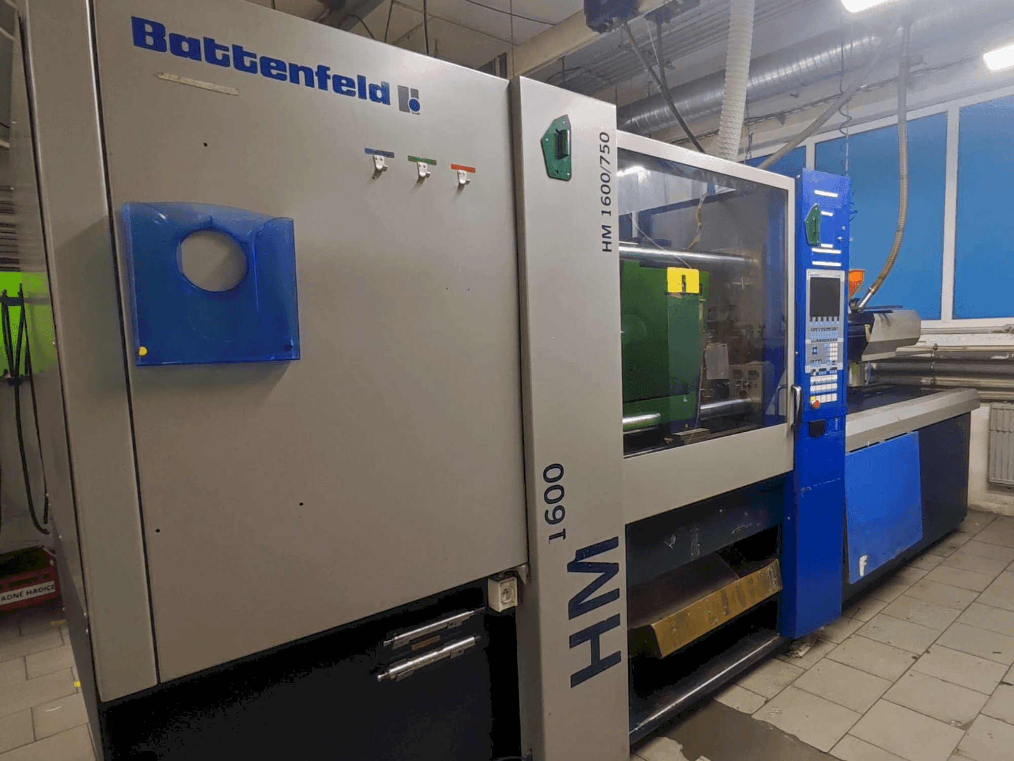 Koneen  Battenfeld HM 1600/750 etunäkymä