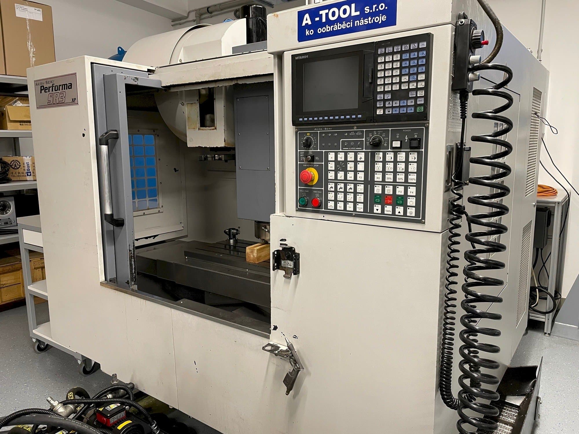 Koneen  Akira Seiki SR3XP etunäkymä