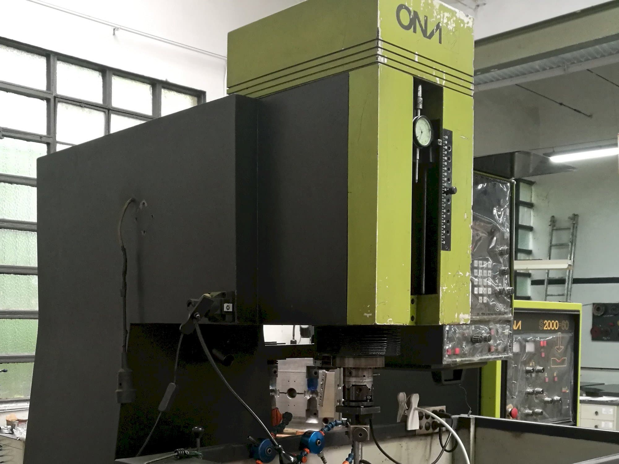 Koneen  ONA IN 260 vasen näkymä