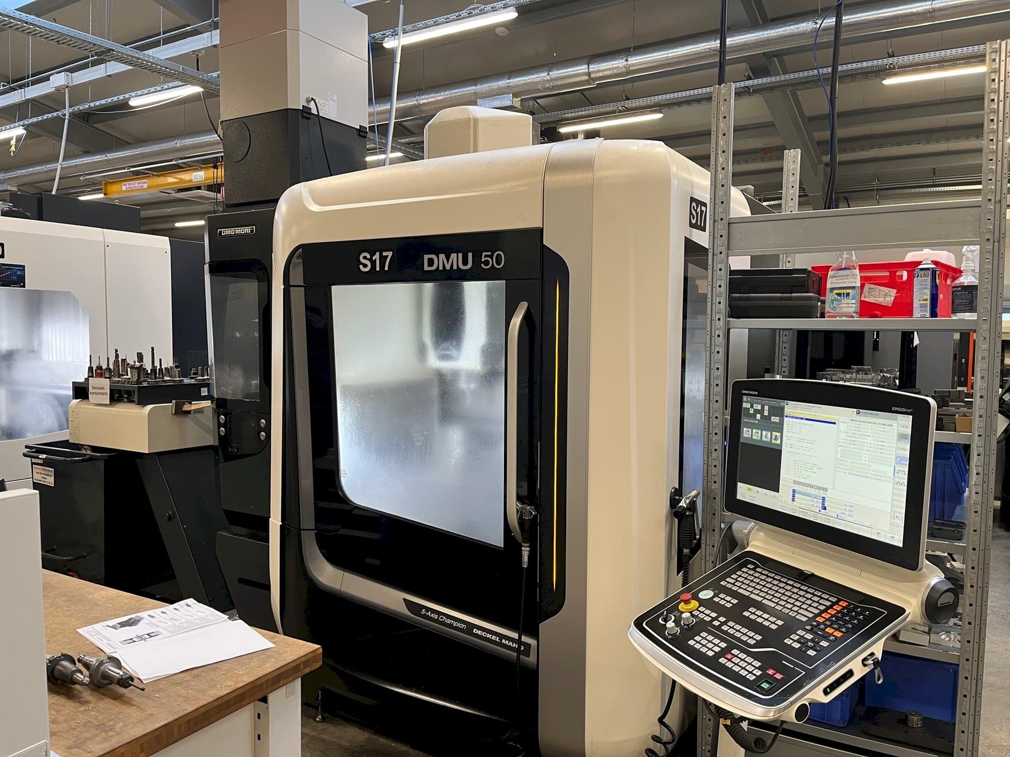 Koneen  DMG MORI DMU 50 etunäkymä