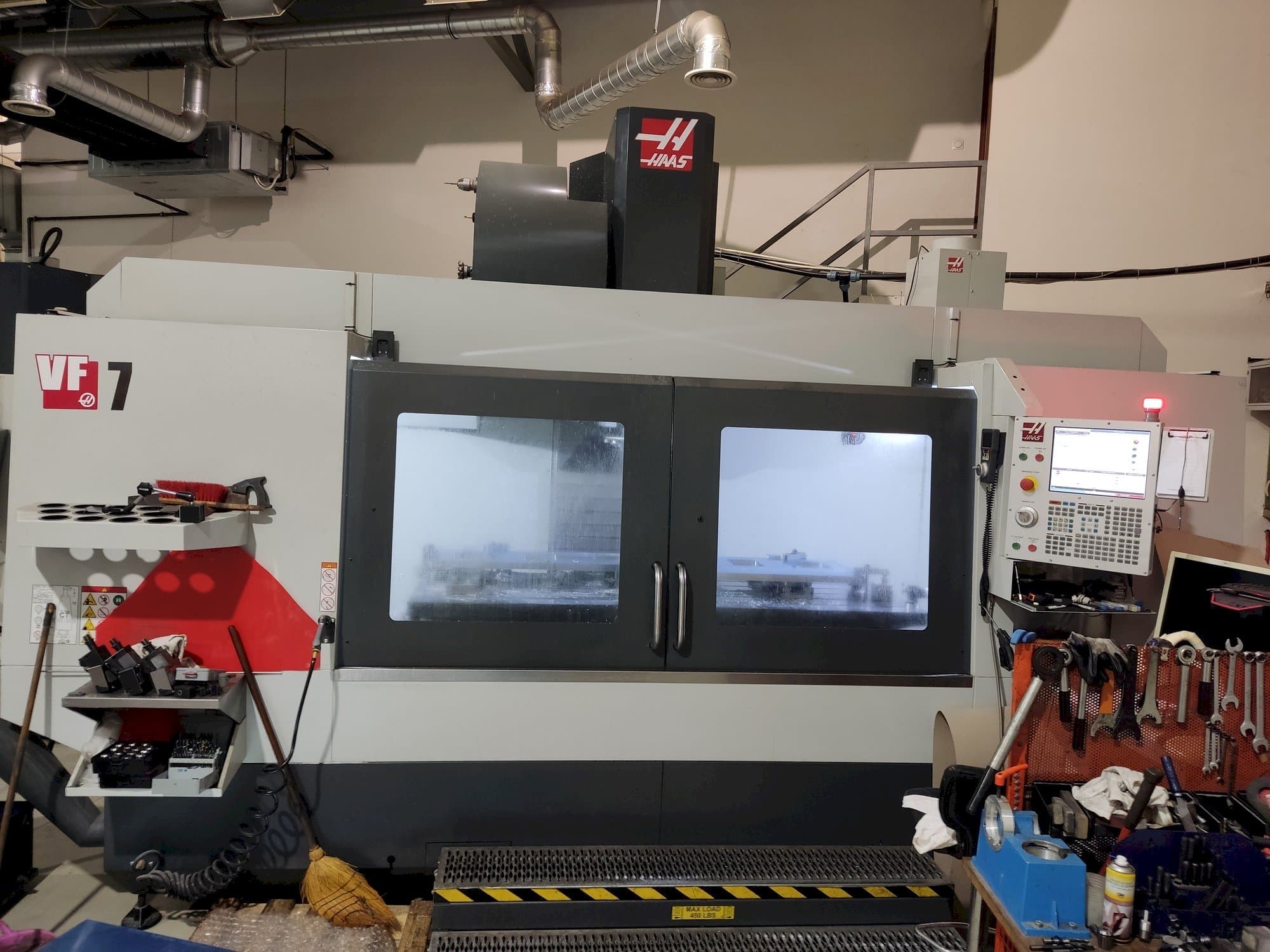 Koneen  HAAS VF-7 etunäkymä