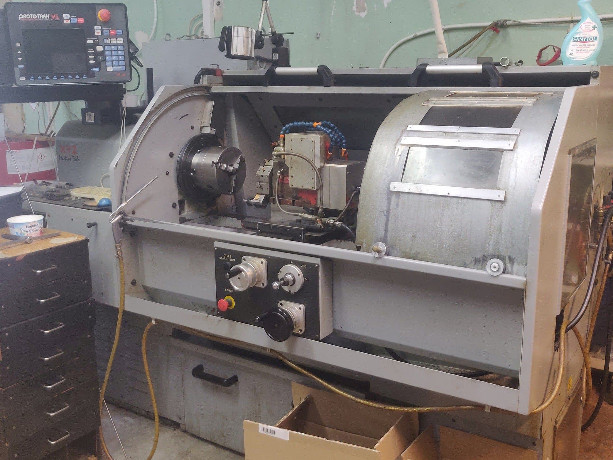 Koneen  XYZ VL355 vasemman sivun näkymä