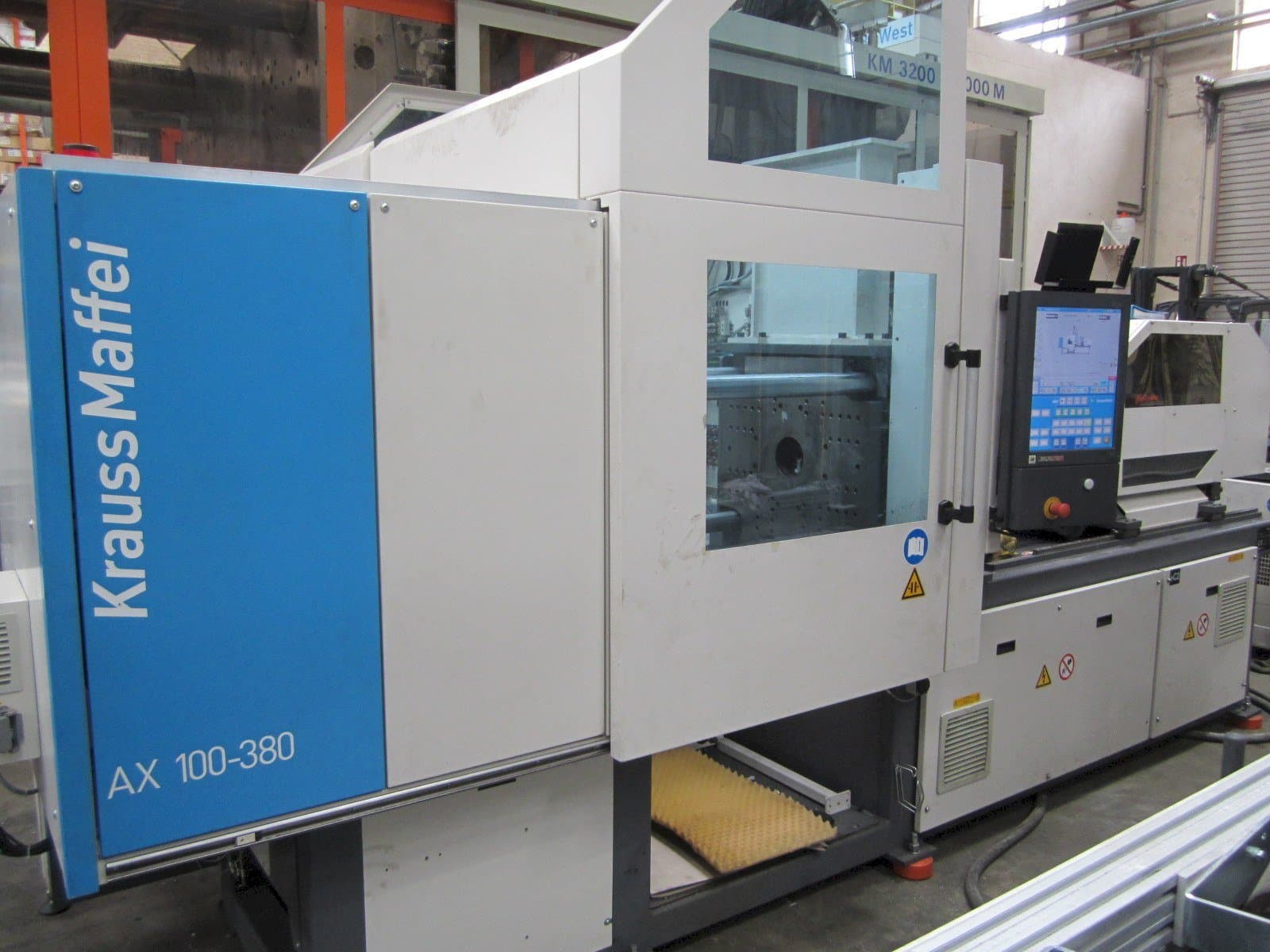 Koneen  Krauss Maffei 100-380 AX etunäkymä