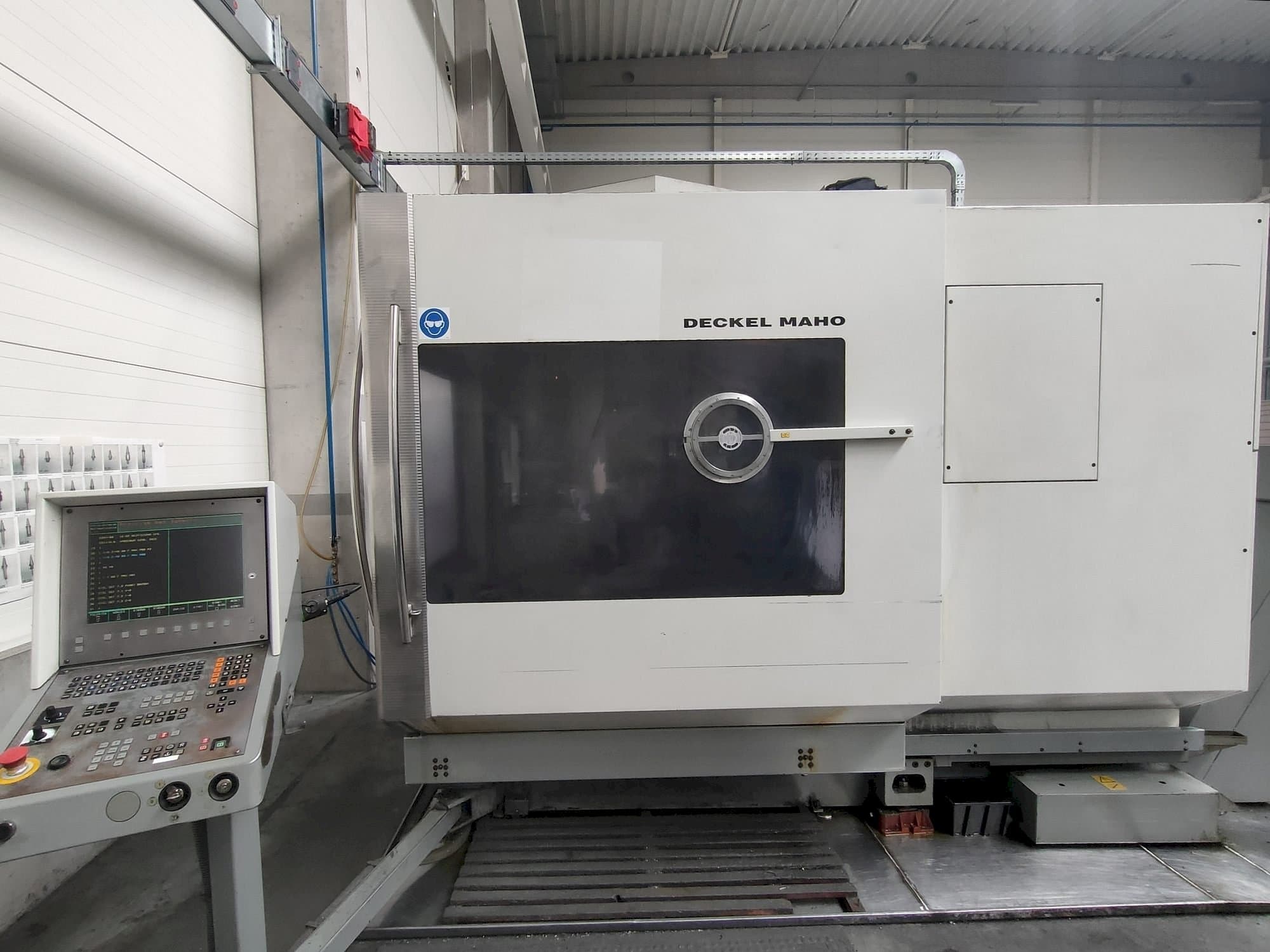 Koneen  DECKEL MAHO DMU 60P etunäkymä