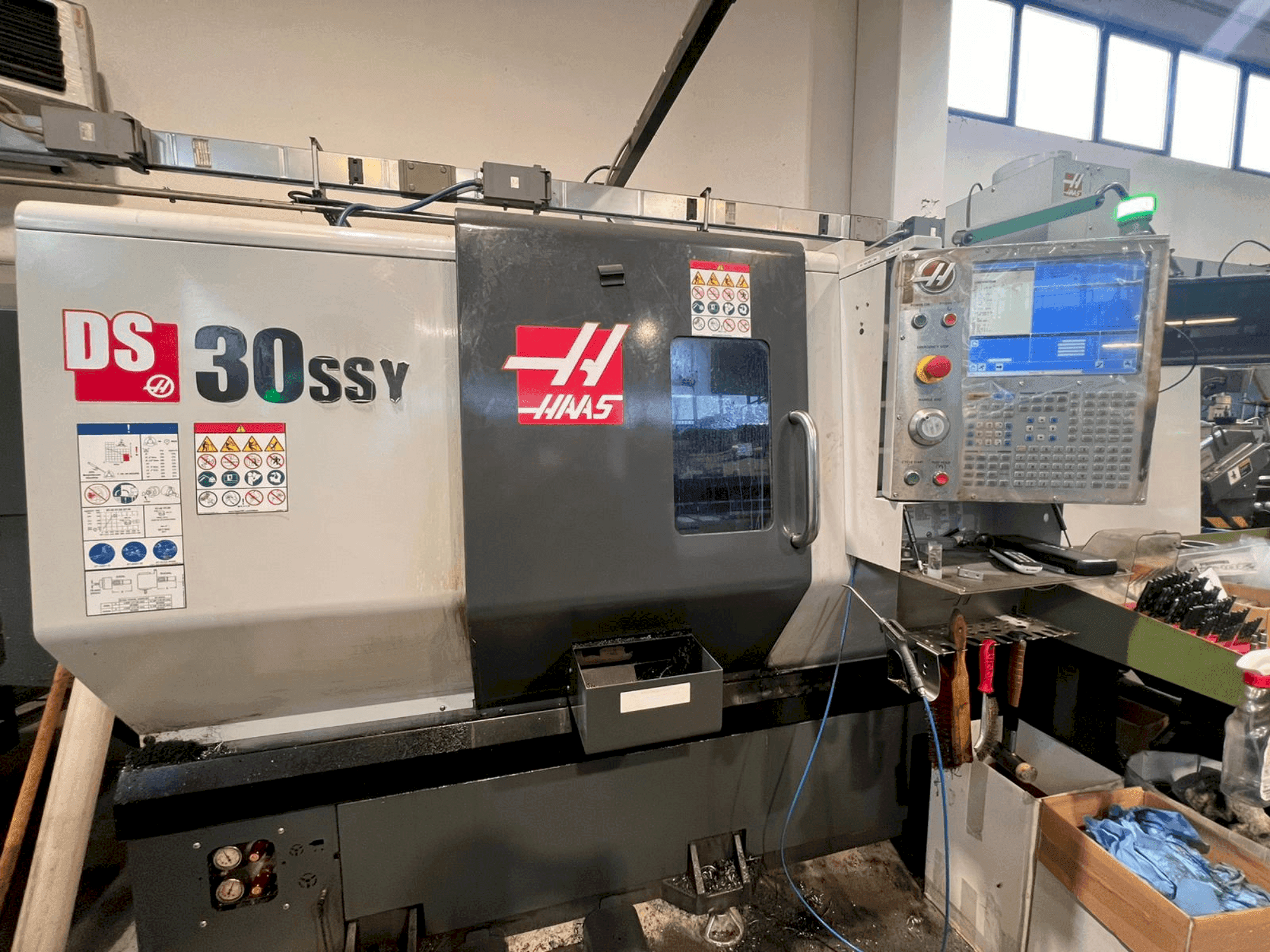 Koneen  HAAS DS-30SSY etunäkymä
