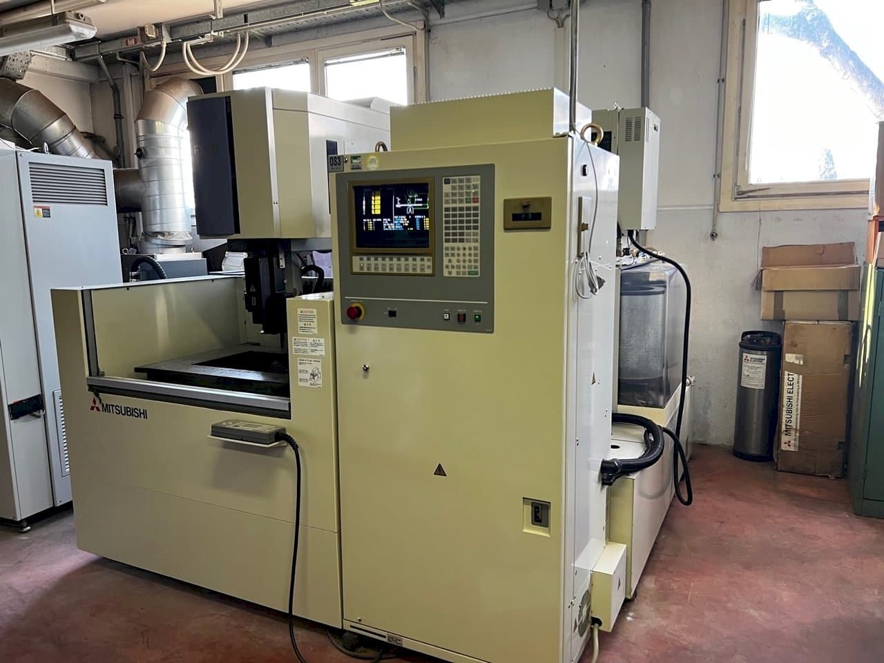 Koneen  Mitsubishi fx 20 etunäkymä