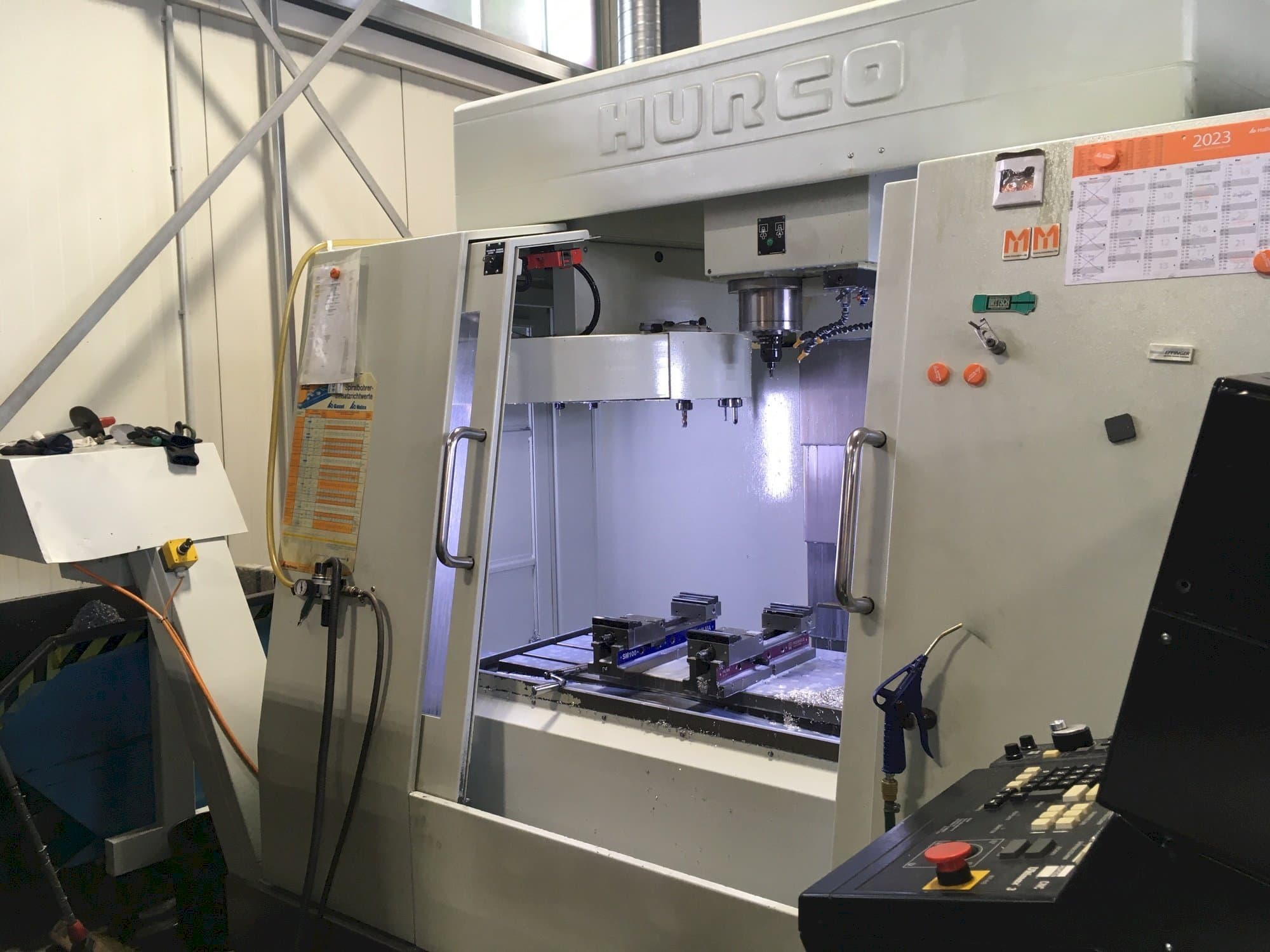 Koneen  Hurco BAC 30 HTM etunäkymä