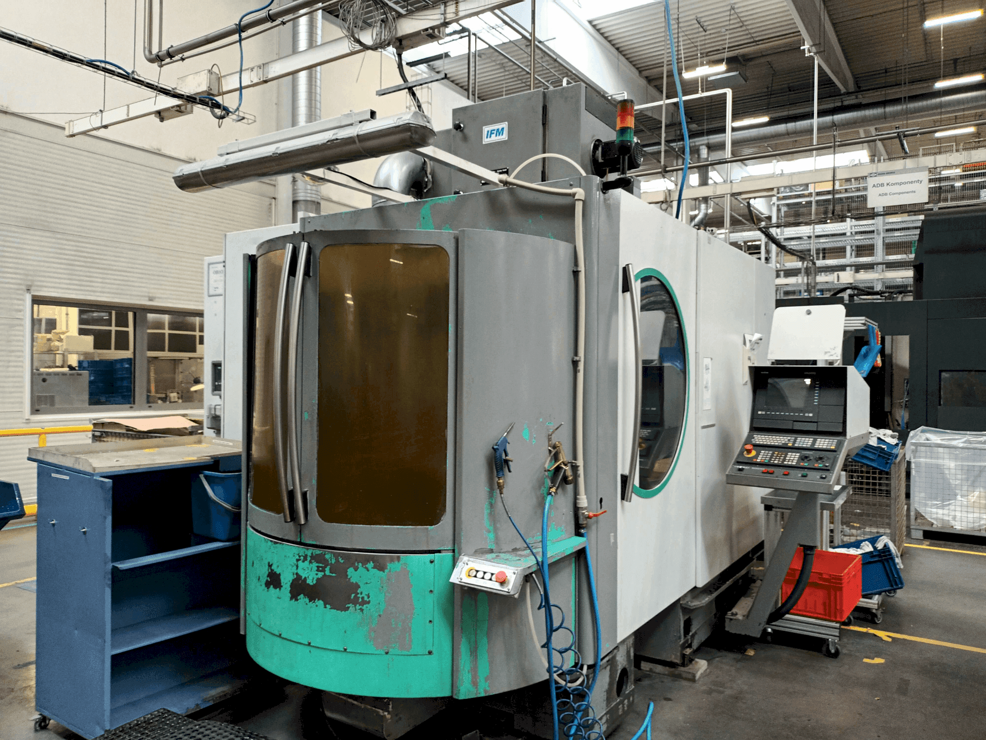 Koneen  DECKEL MAHO DMC 60H etunäkymä