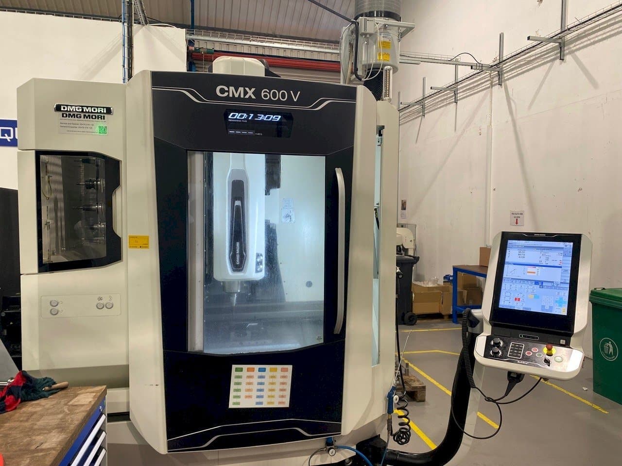 Koneen  DMG CMX 600 V etunäkymä