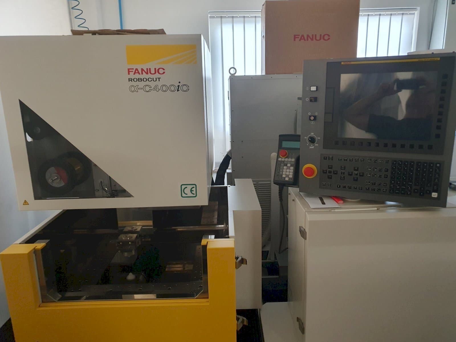 Koneen  FANUC Robocut C400iC etunäkymä
