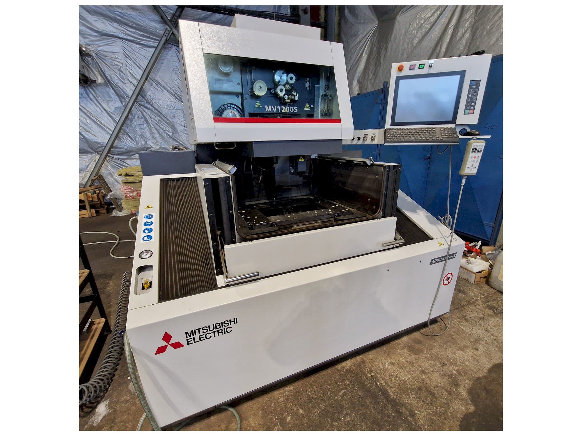 Koneen  Mitsubishi MV1200S etunäkymä