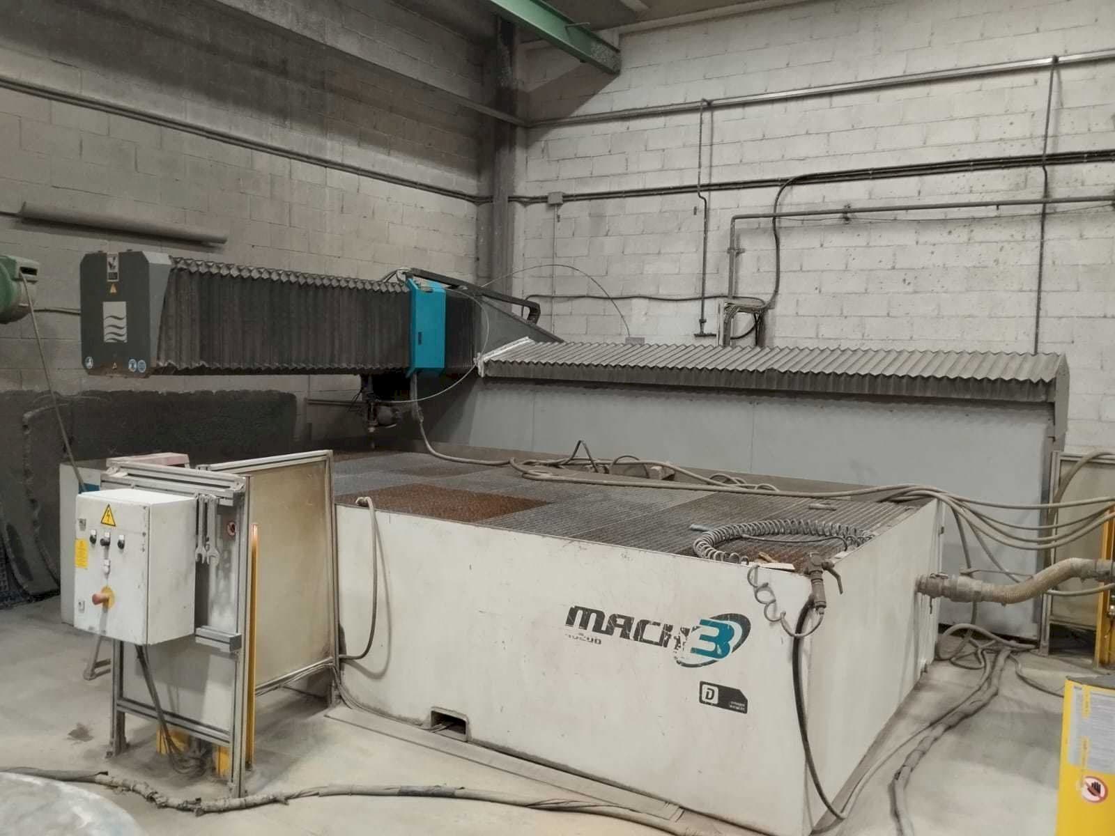 Koneen  Flow Mach3 4020B etunäkymä