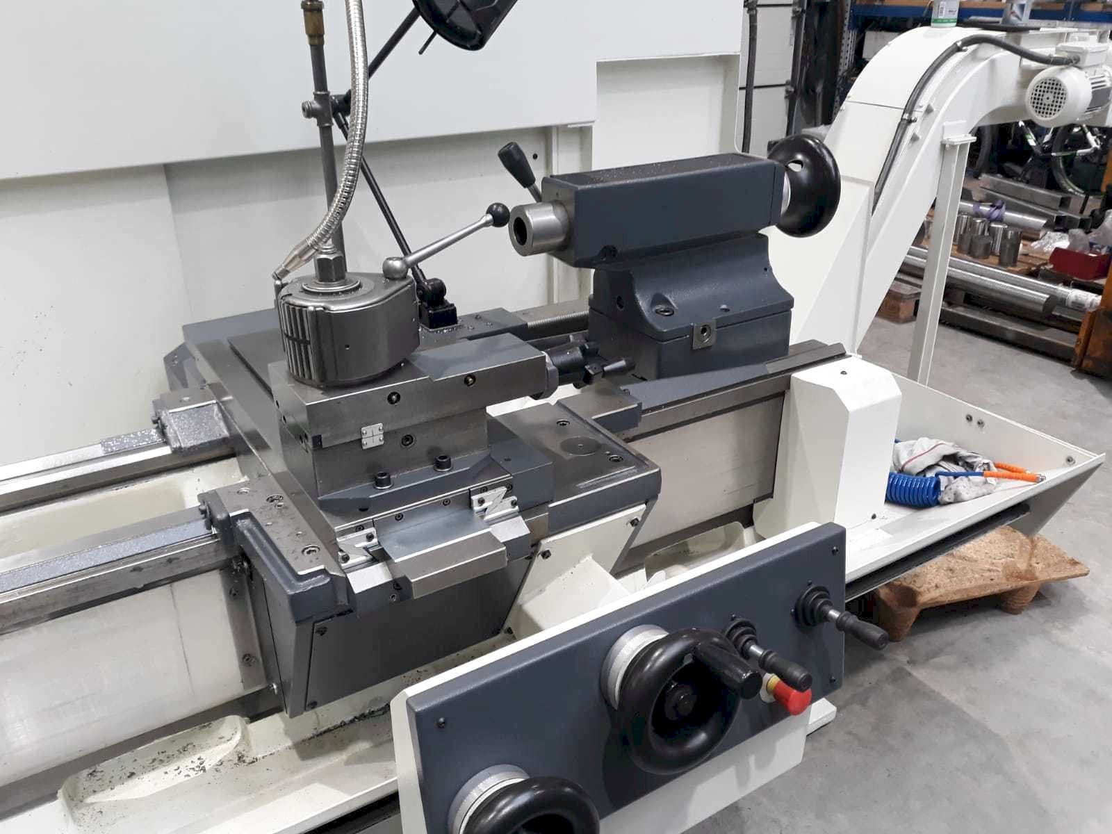 Koneen  BOEHRINGER DUS 560 etunäkymä