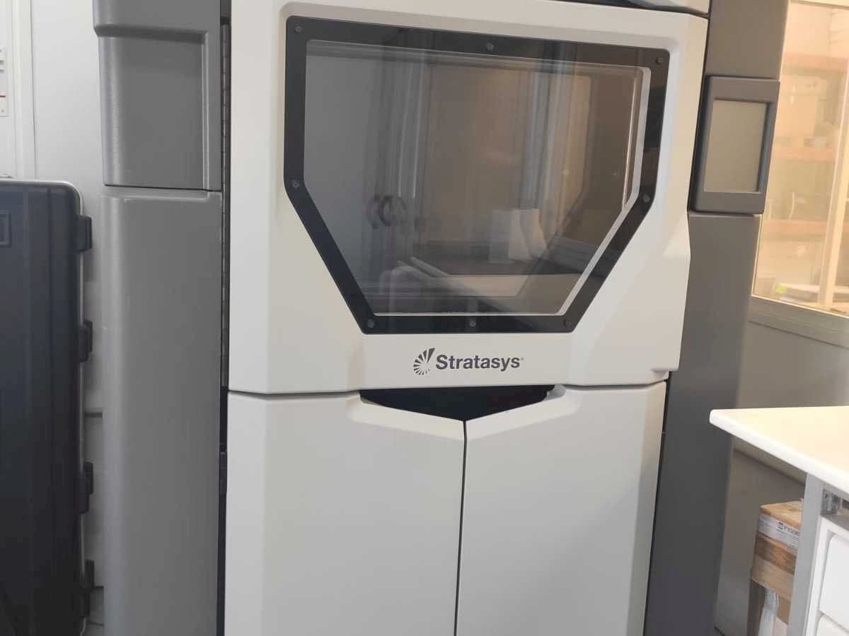 Koneen  Stratasys Fortus 450MC etunäkymä
