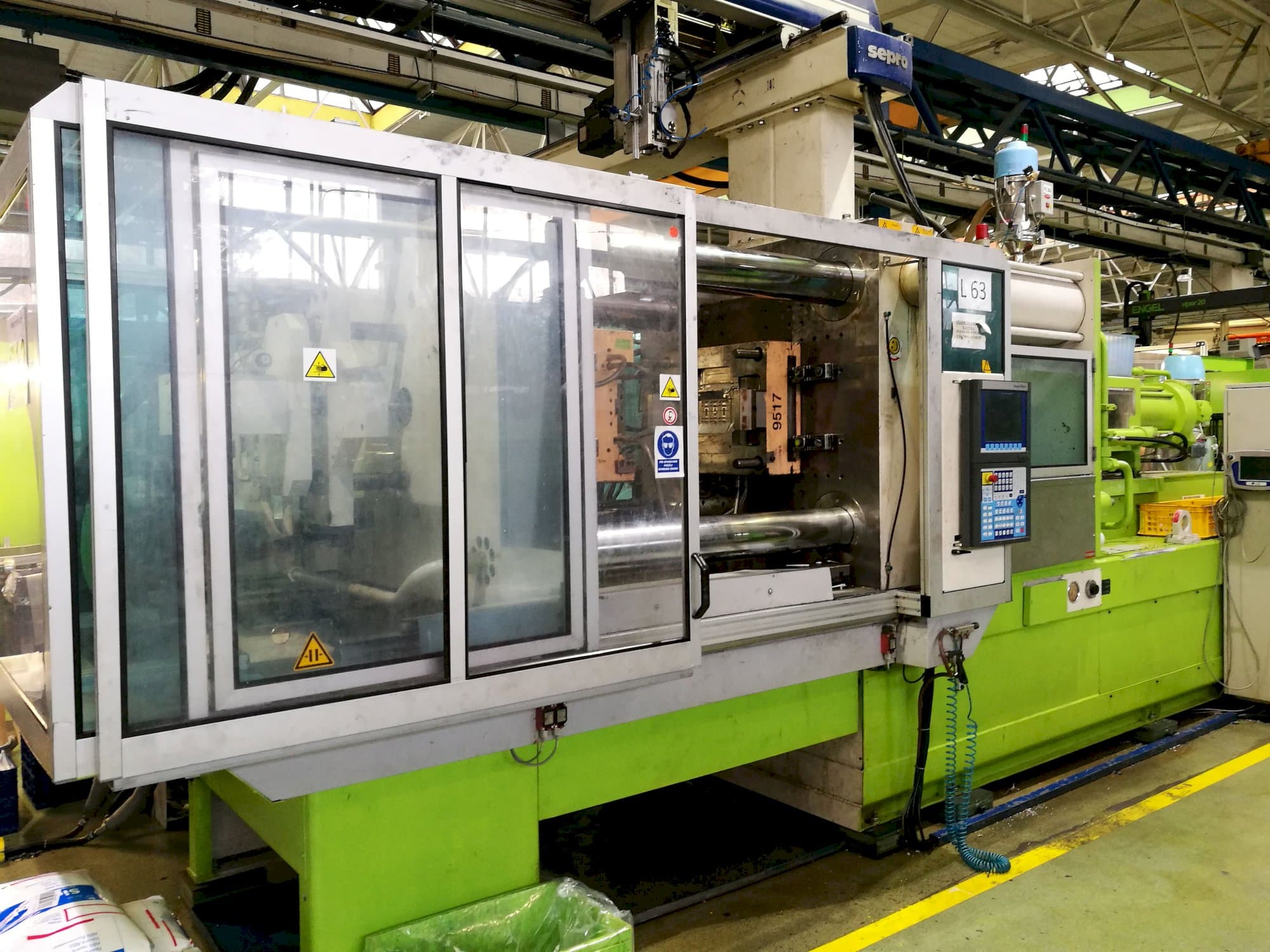 Koneen  Krauss Maffei vasen näkymä 420-1900 C2