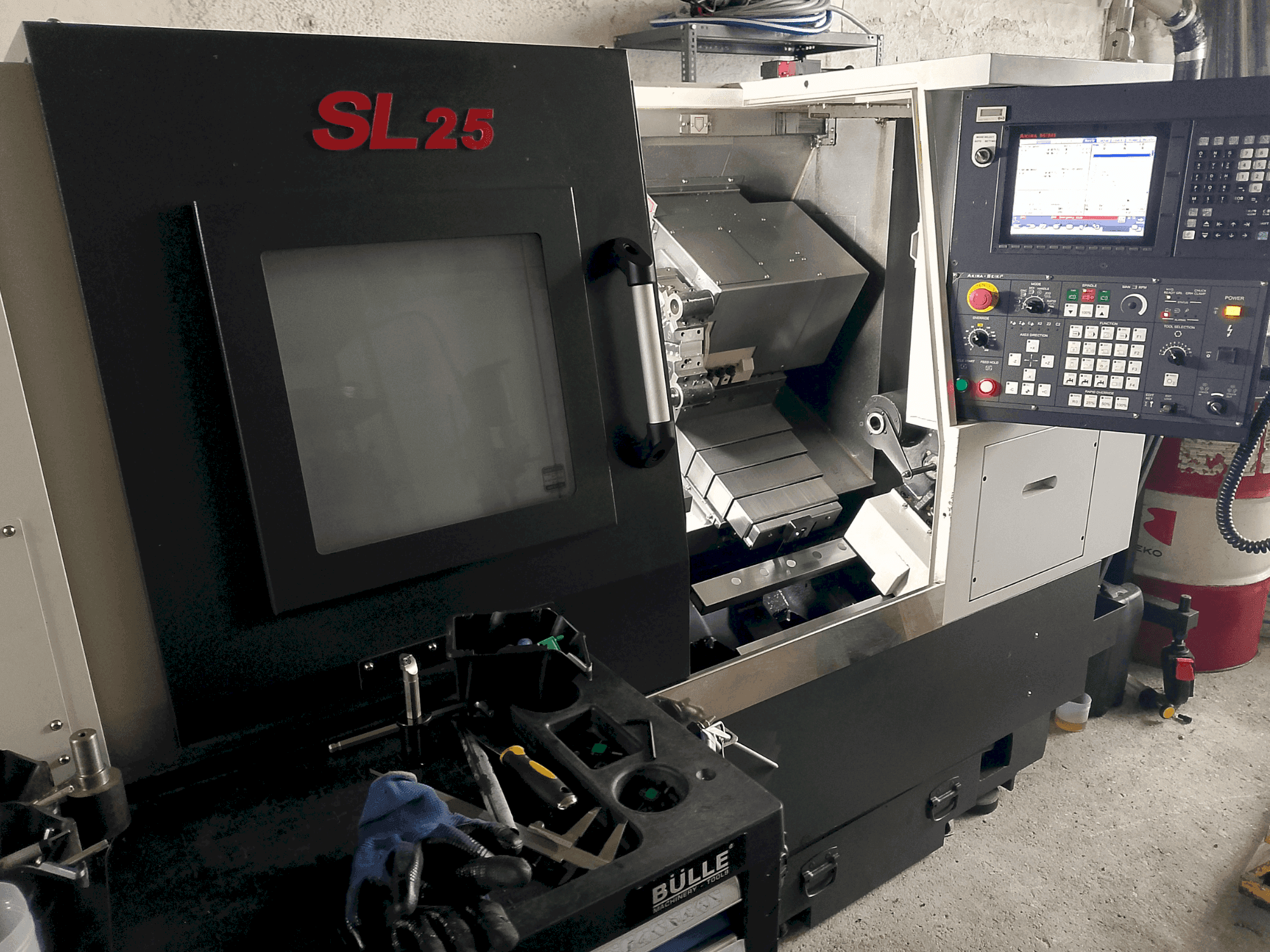 Koneen  Akira Seiki SL 25 etunäkymä
