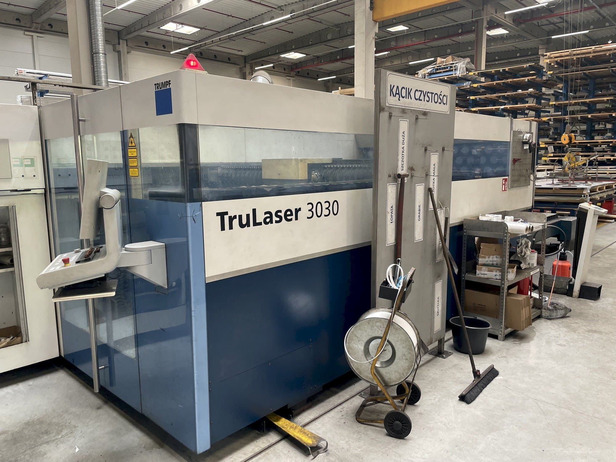 Koneen  Trumpf TruLaser 3030 etunäkymä