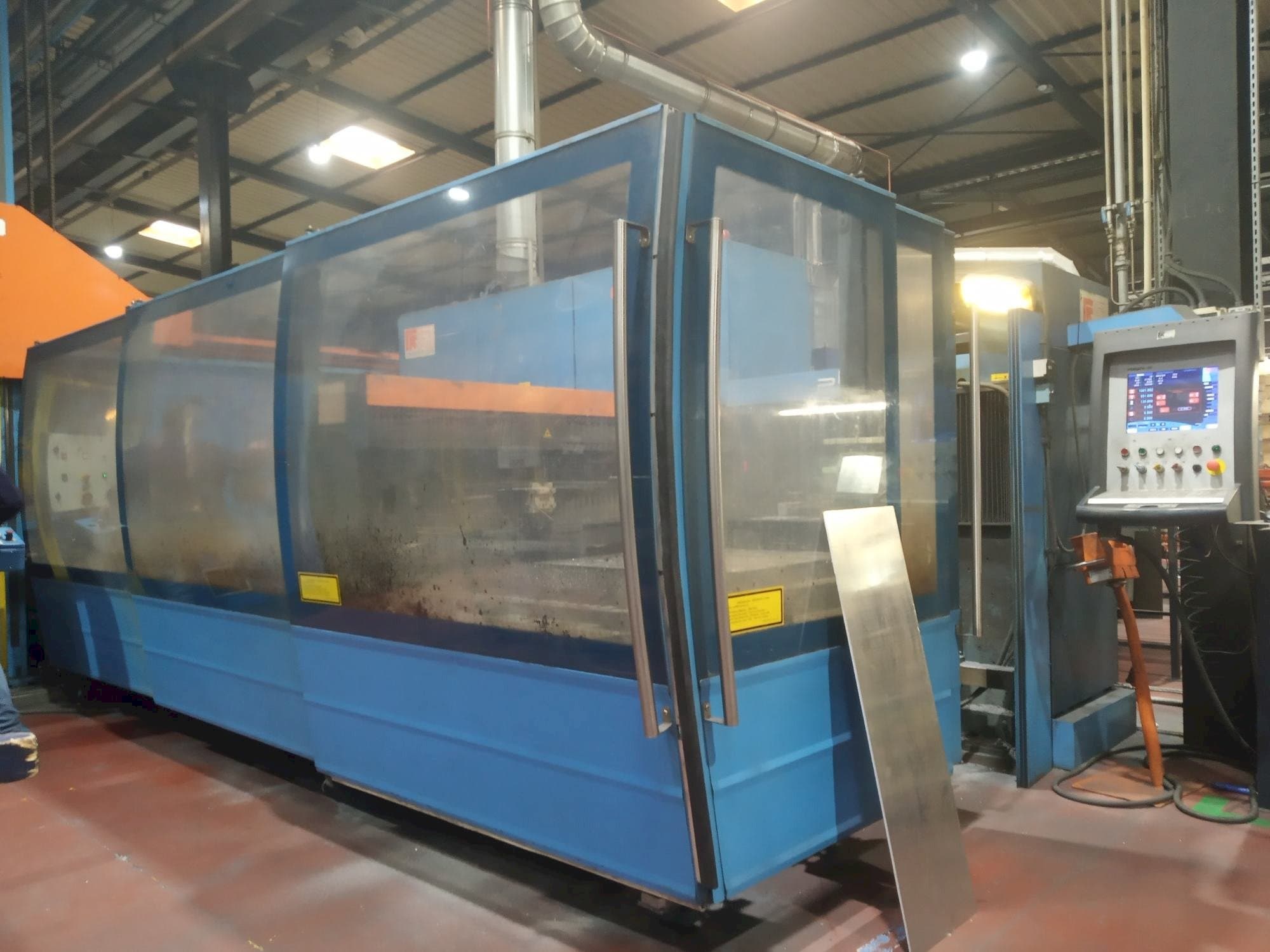 Koneen  Prima Power Platino 1530 vasen näkymä