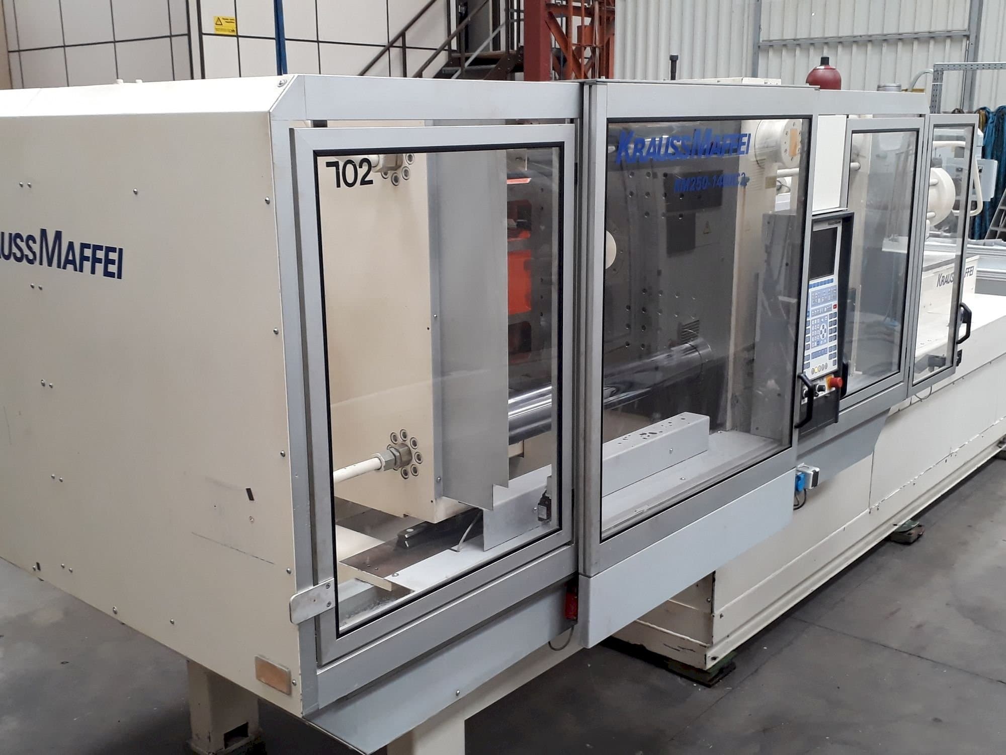 Koneen  Krauss Maffei 250-1400 C2 etunäkymä
