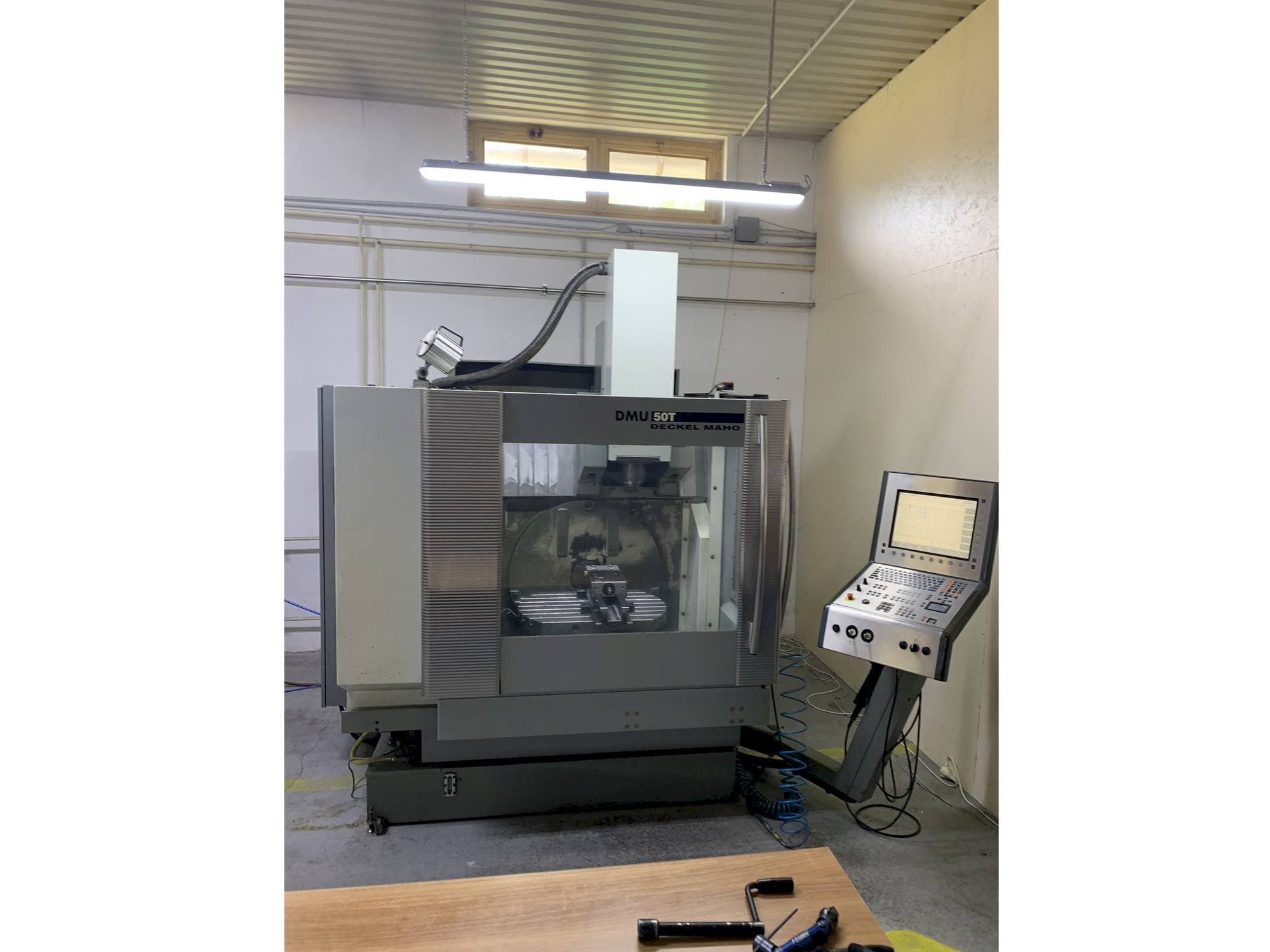 Koneen  DECKEL MAHO DMU 50T etunäkymä