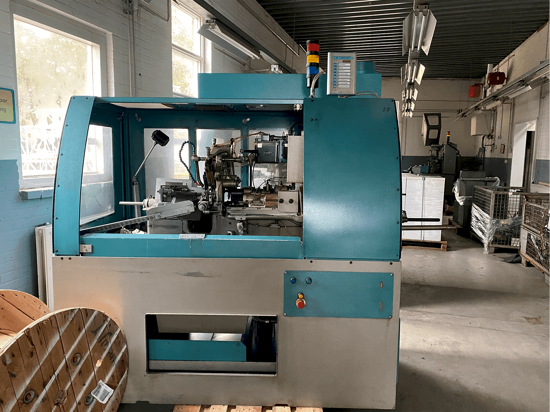 Koneen  Tornos-Bechler NAT-125 vario etunäkymä