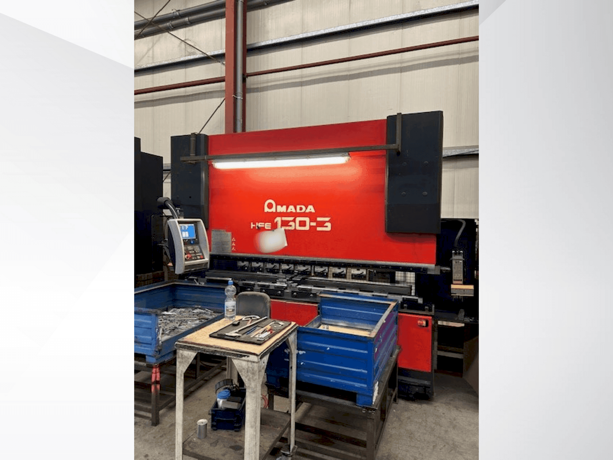 Koneen  AMADA HFE 130-3 etunäkymä