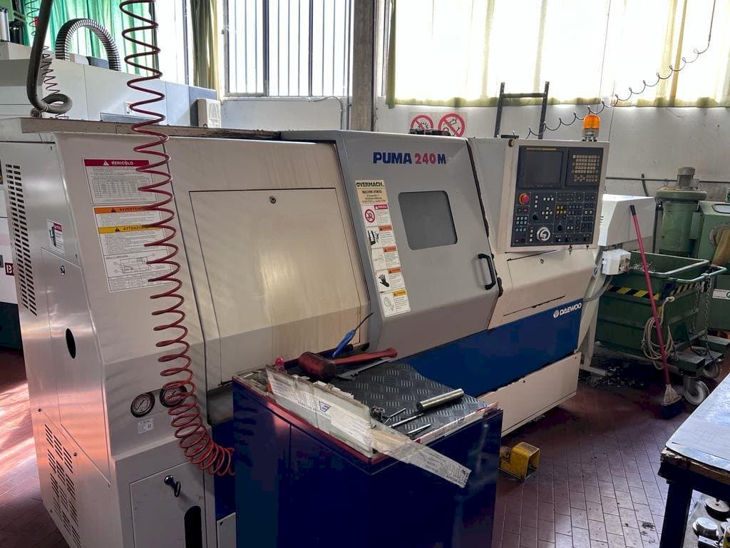 Koneen  DAEWOO Puma 240M etunäkymä