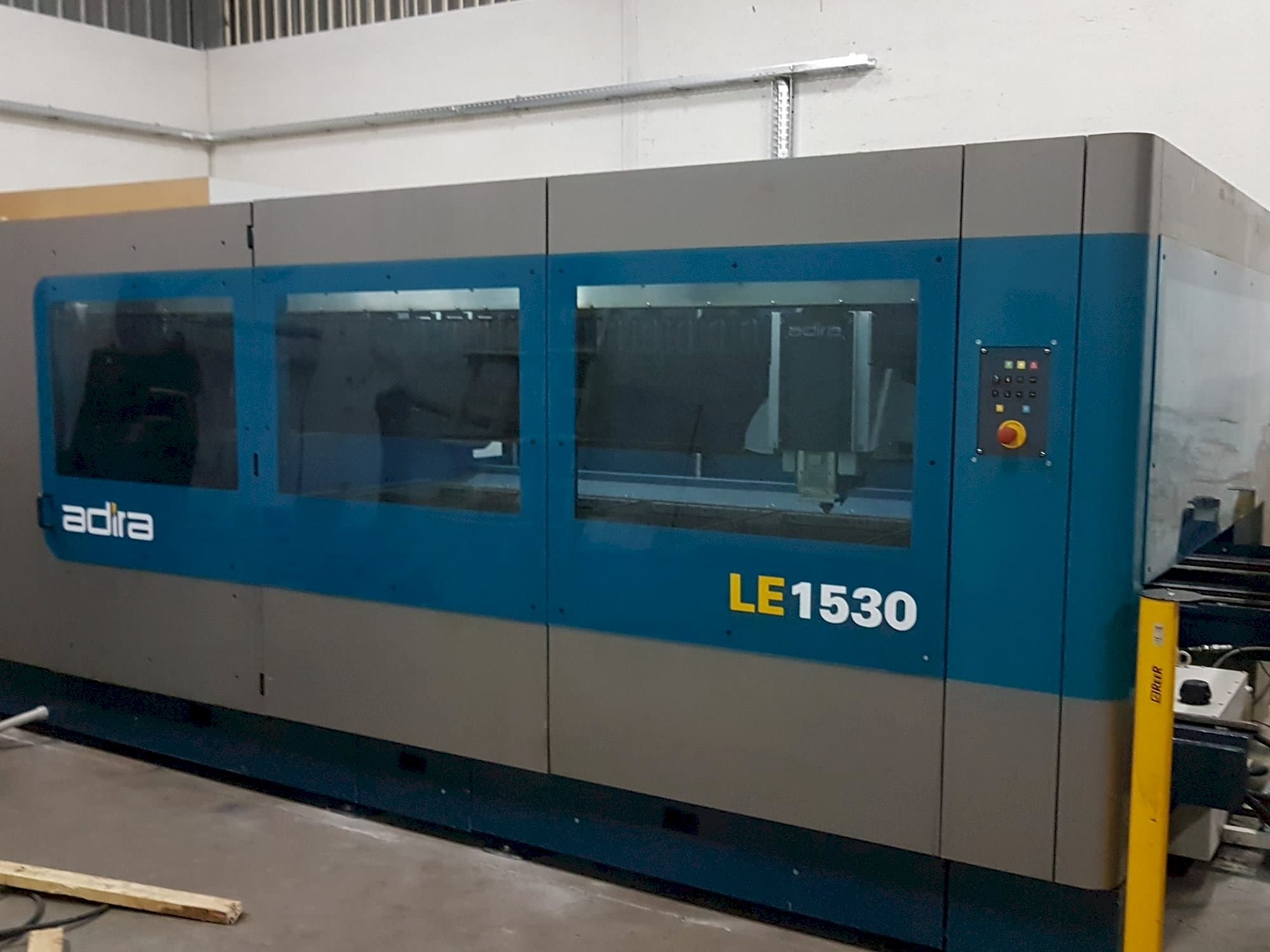 Koneen  ADIRA Le1530 etunäkymä