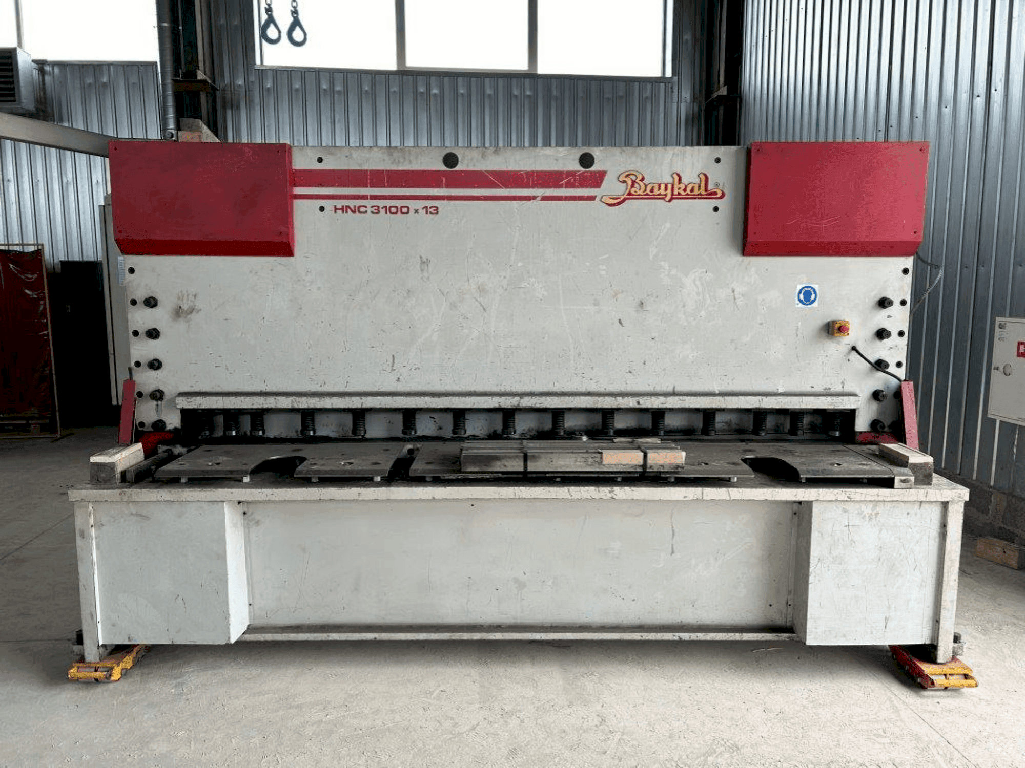 Koneen  Baykal HNC 3100x13 etunäkymä