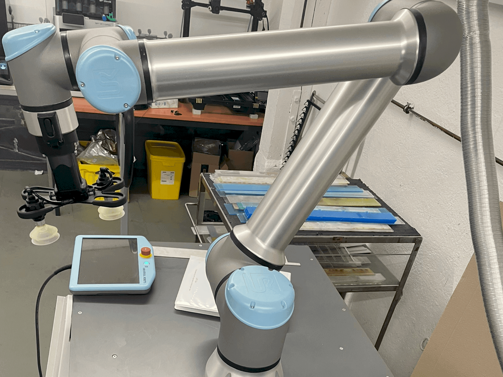 Koneen  Universal Robots UR10 etunäkymä