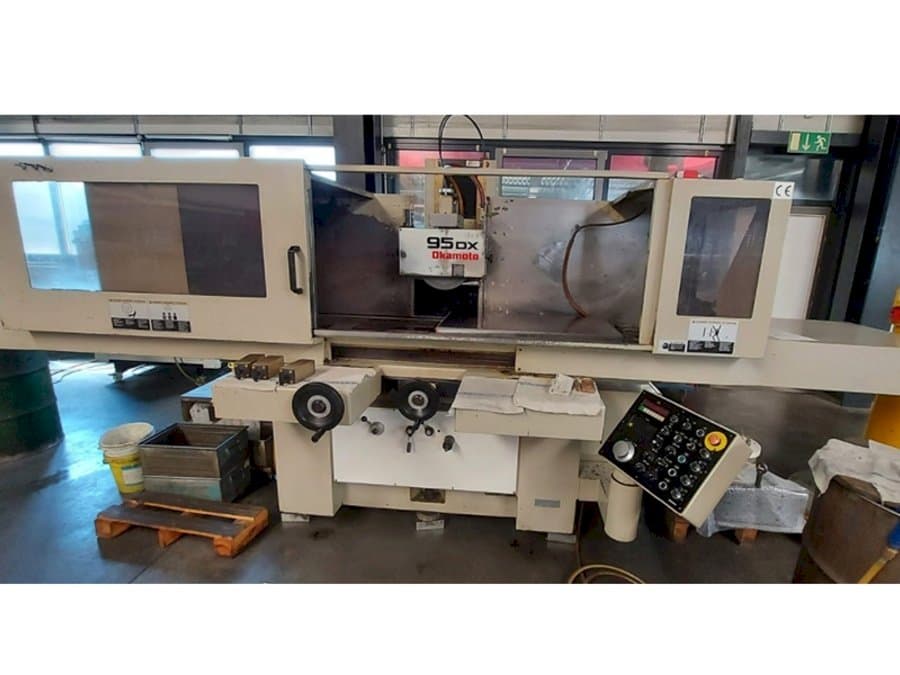 Koneen  OKAMOTO 95DX etunäkymä