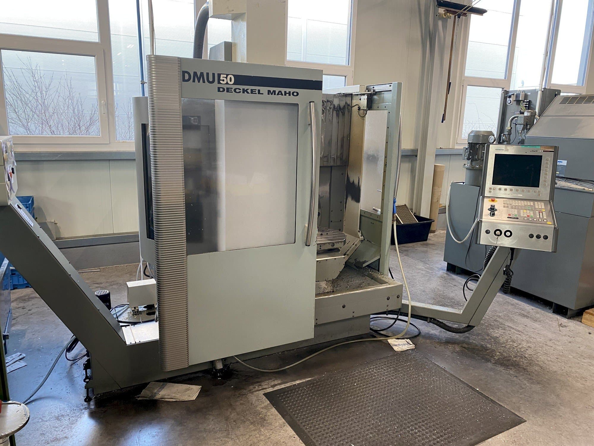Koneen  DECKEL MAHO DMU 50 etunäkymä