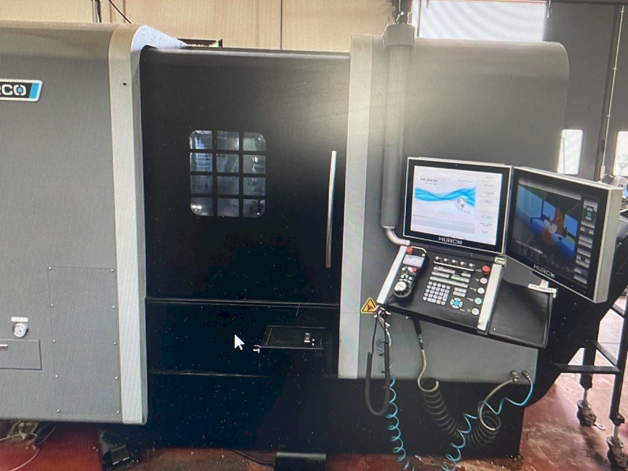 Koneen  Hurco TMX8MYSi etunäkymä