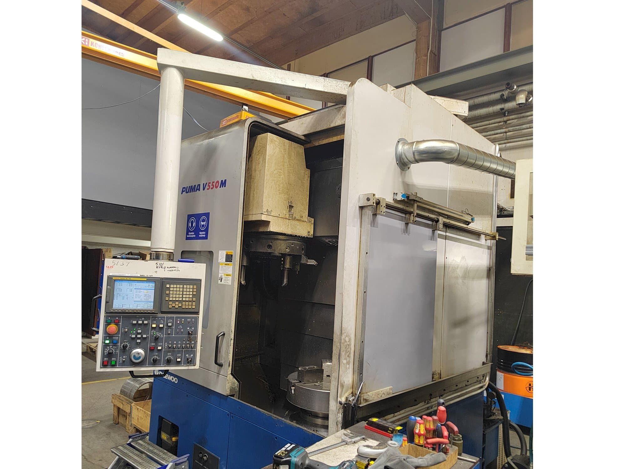 Koneen  Doosan Puma V550M etunäkymä