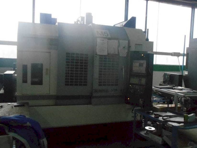 Koneen  Okuma GENOS M560R-V etunäkymä