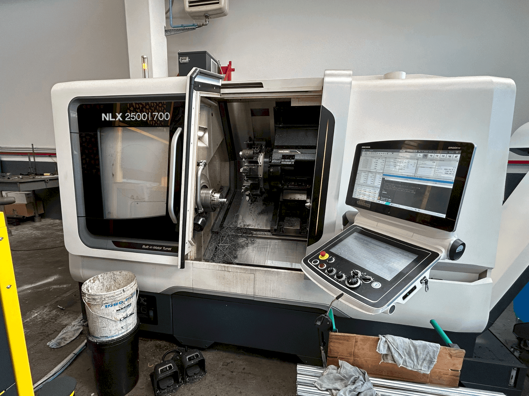 Koneen  DMG MORI NLX 2500 Y / 700 etunäkymä